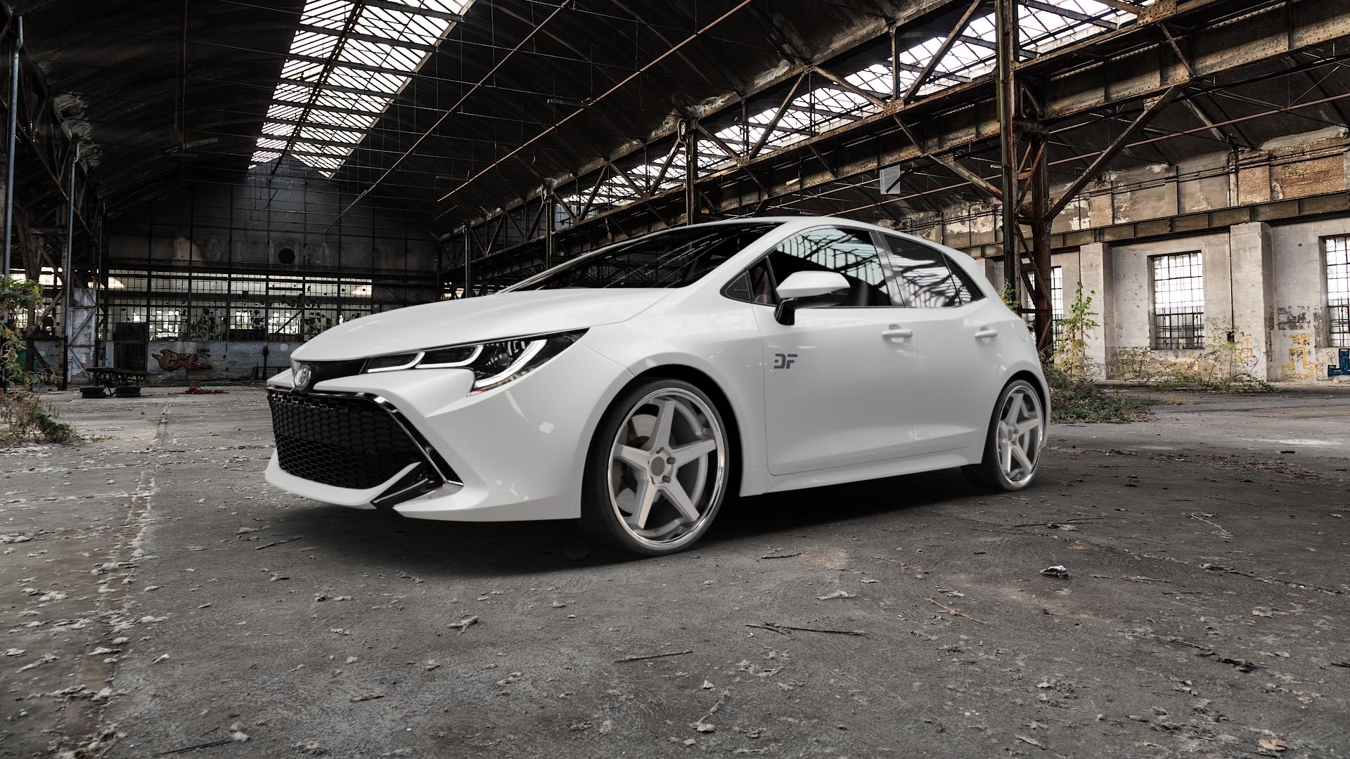 La Chanti Performance LC-P13 Machined Silver / Chrome Lip Felge mit Reifen silber in 20Zoll Alufelge auf weissem Toyota Corolla Typ ZE1HE(EU,M) Schrägheck ZE1HE(EU,M)-TMG Facelift ⬇️ mit 15mm Tieferlegung ⬇️ Old Industrial Hall_max5000mm_2022 Frontansicht_1