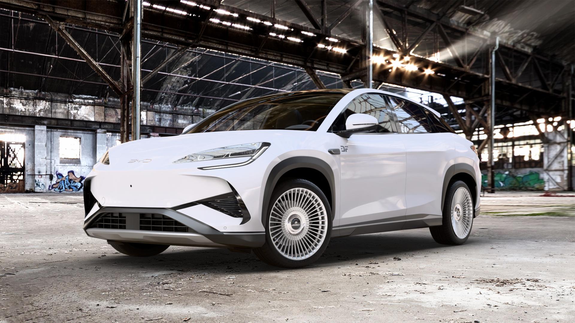 La Chanti Performance LC-P19 (Floating Cap) Machined Silver Felge mit Reifen silber in 20Zoll Alufelge auf weissem BYD Sealion 7 0,0l 70kW (95 PS) AWD 145kW (197 ⬇️ mit 15mm Tieferlegung ⬇️ Old Industrial Hall_max_5300mm_2024 Frontansicht_1