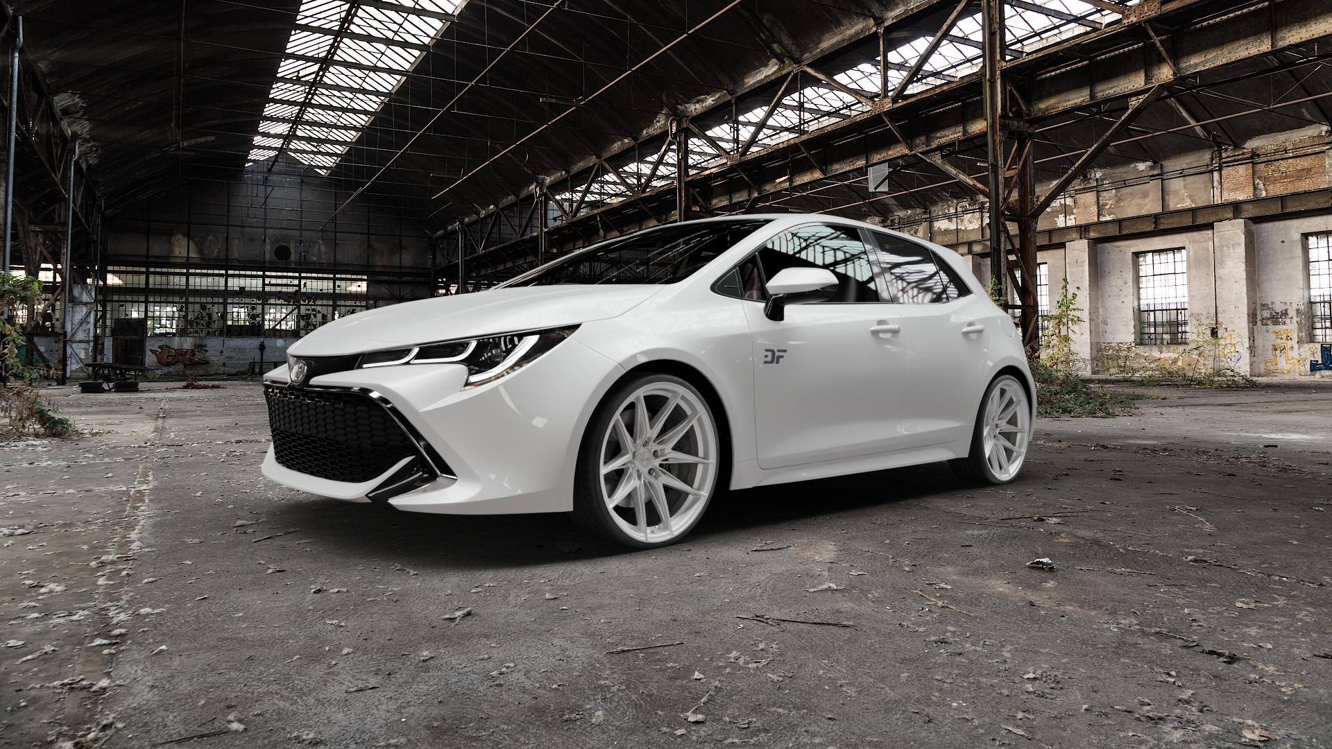 La Chanti Performance LC-P3 Machined Silver Felge mit Reifen silber in 20Zoll Winterfelge Alufelge auf weissem Toyota Corolla Typ ZE1HE(EU,M) Schrägheck ZE1HE(EU,M)-TMG Facelift ⬇️ mit 15mm Tieferlegung ⬇️ Old Industrial Hall_max5000mm_2022 Frontansicht_1