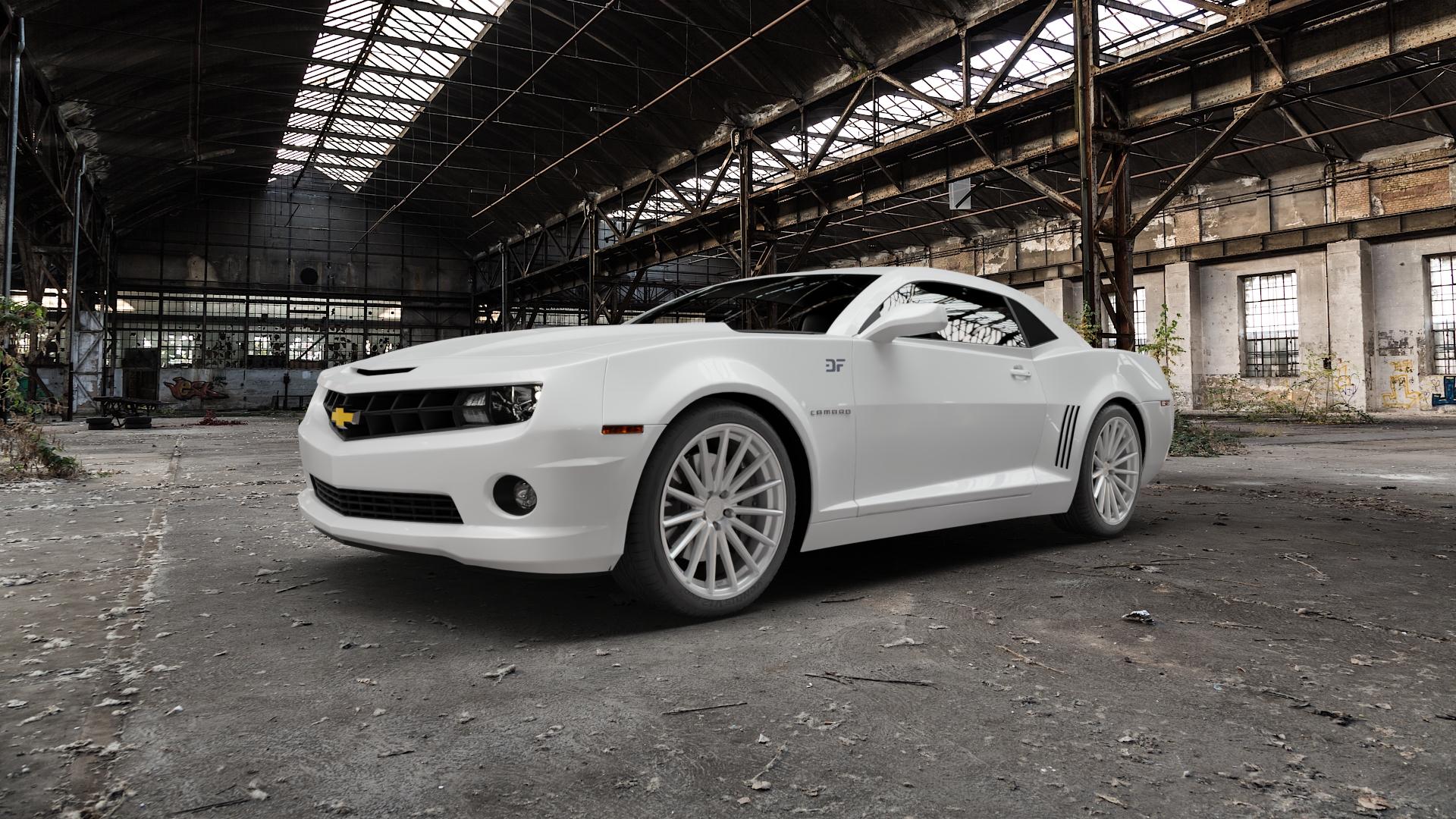 La Chanti Performance LC-P5 Machined Silver Felge mit Reifen silber in 20Zoll Winterfelge Alufelge auf weissem Chevrolet Camaro V ⬇️ mit 15mm Tieferlegung ⬇️ Old Industrial Hall_max5000mm_2022 Frontansicht_1