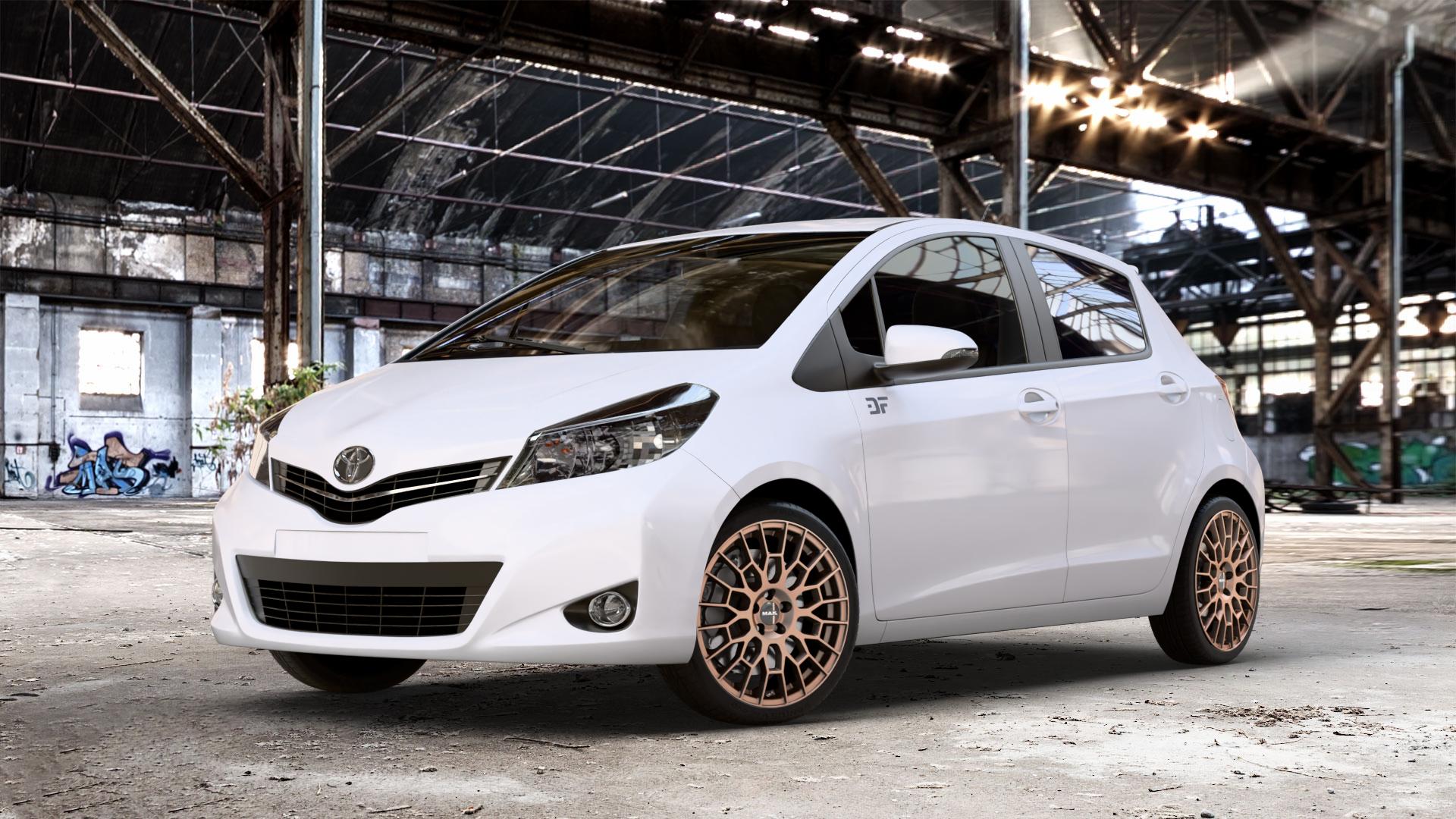 MAK APX Matt Bronze Felge mit Reifen in 17Zoll Alufelge auf weissem Toyota Yaris III Typ XP13 Facelift 17-> ⬇️ mit 15mm Tieferlegung ⬇️ Old Industrial Hall_max_4400mm_2024 Frontansicht_1