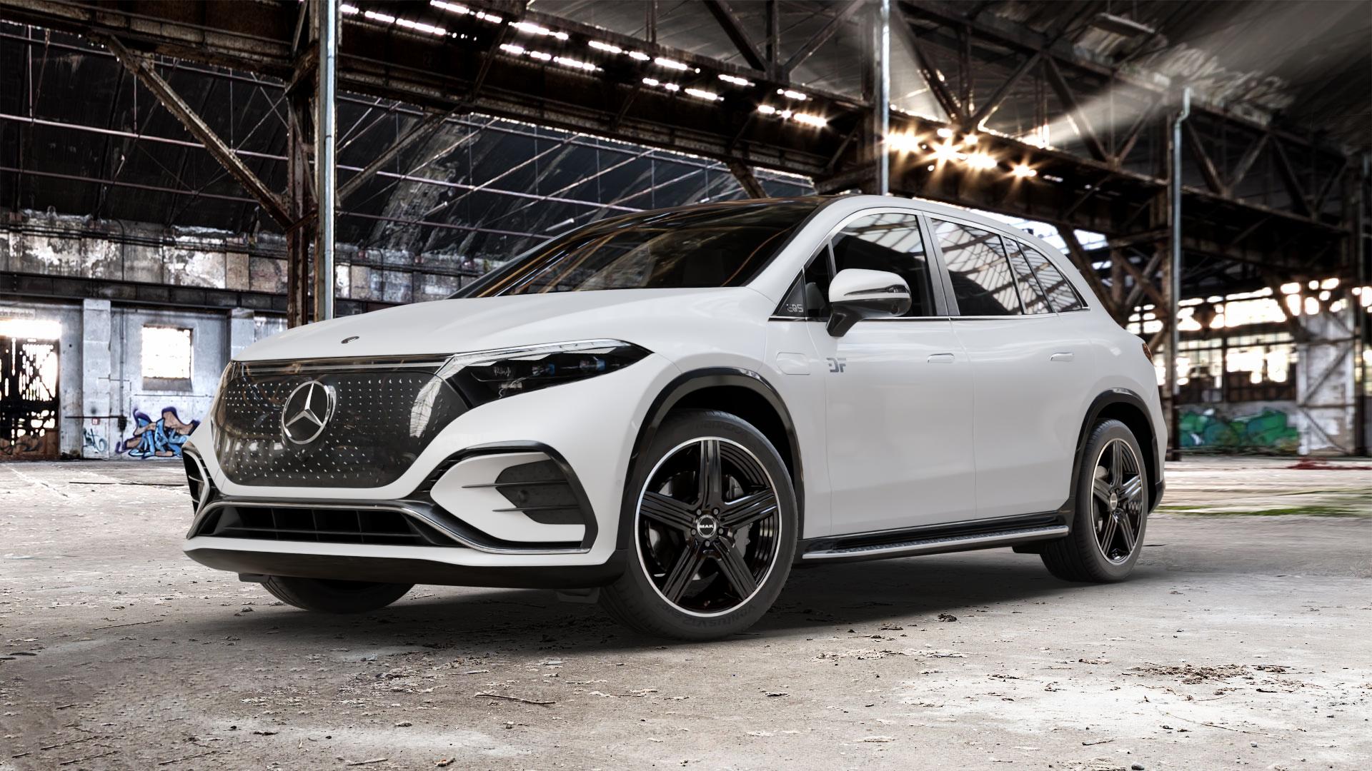 MAK Lewis Gloss Black Mirror Ring Felge mit Reifen silber schwarz in 21Zoll Alufelge auf weissem Mercedes EQS SUV Typ E2EQSX ⬇️ mit 15mm Tieferlegung ⬇️ Old Industrial Hall_max_5300mm_2024 Frontansicht_1