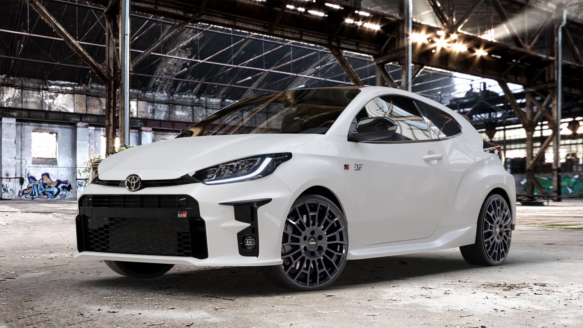 MAK Nomad Gloss Black Felge mit Reifen schwarz in 20Zoll Alufelge auf weissem Toyota Yaris IV Typ XPA1F(EU,M) l kW (0 PS) GR XPA1G(EU,M) ⬇️ mit 15mm Tieferlegung ⬇️ Old Industrial Hall_max_4400mm_2024 Frontansicht_1