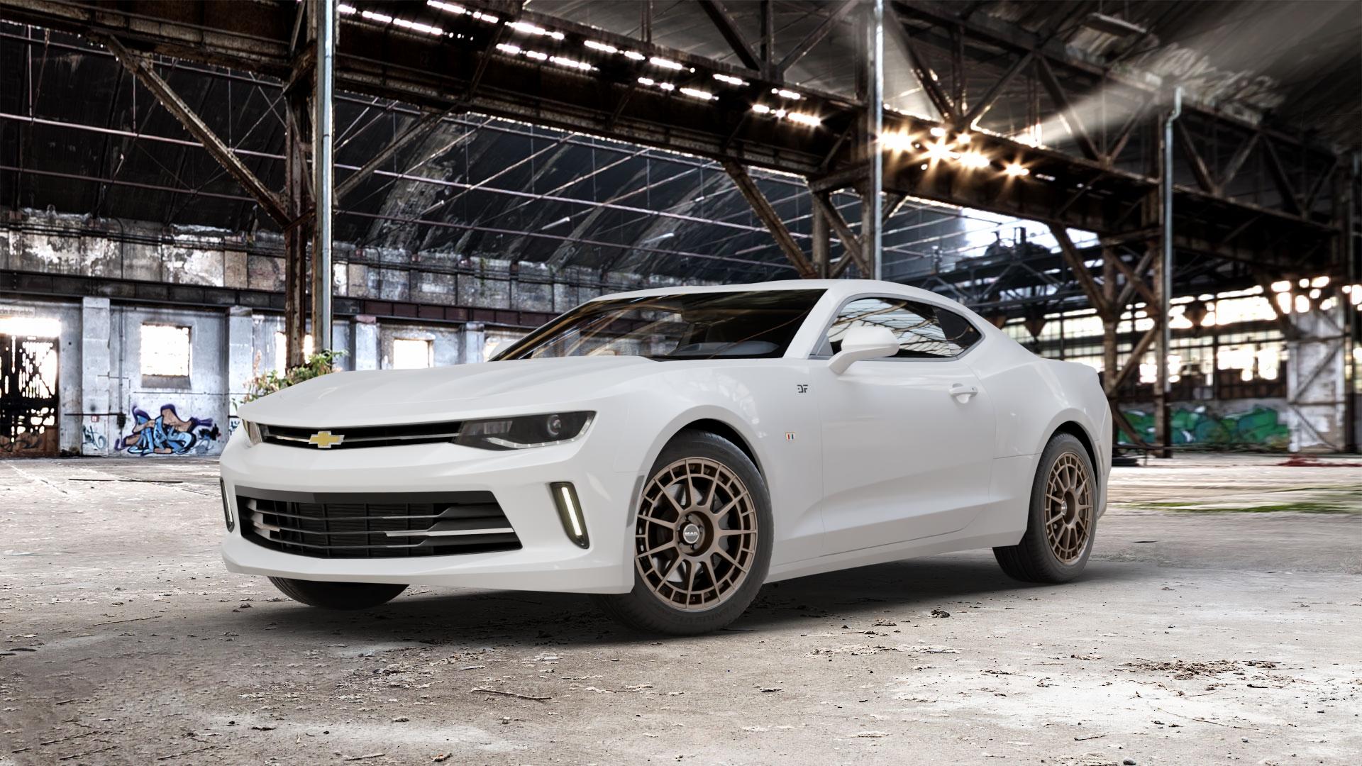 MAK NTT Matt Bronze Felge mit Reifen in 18Zoll Winterfelge Alufelge auf weissem Chevrolet Camaro VI Typ A1XC 2,0l Turbo 202kW (275 PS) 6,2l ZL1 485kW (659 ⬇️ mit 15mm Tieferlegung ⬇️ Old Industrial Hall_max_5300mm_2024 Frontansicht_1