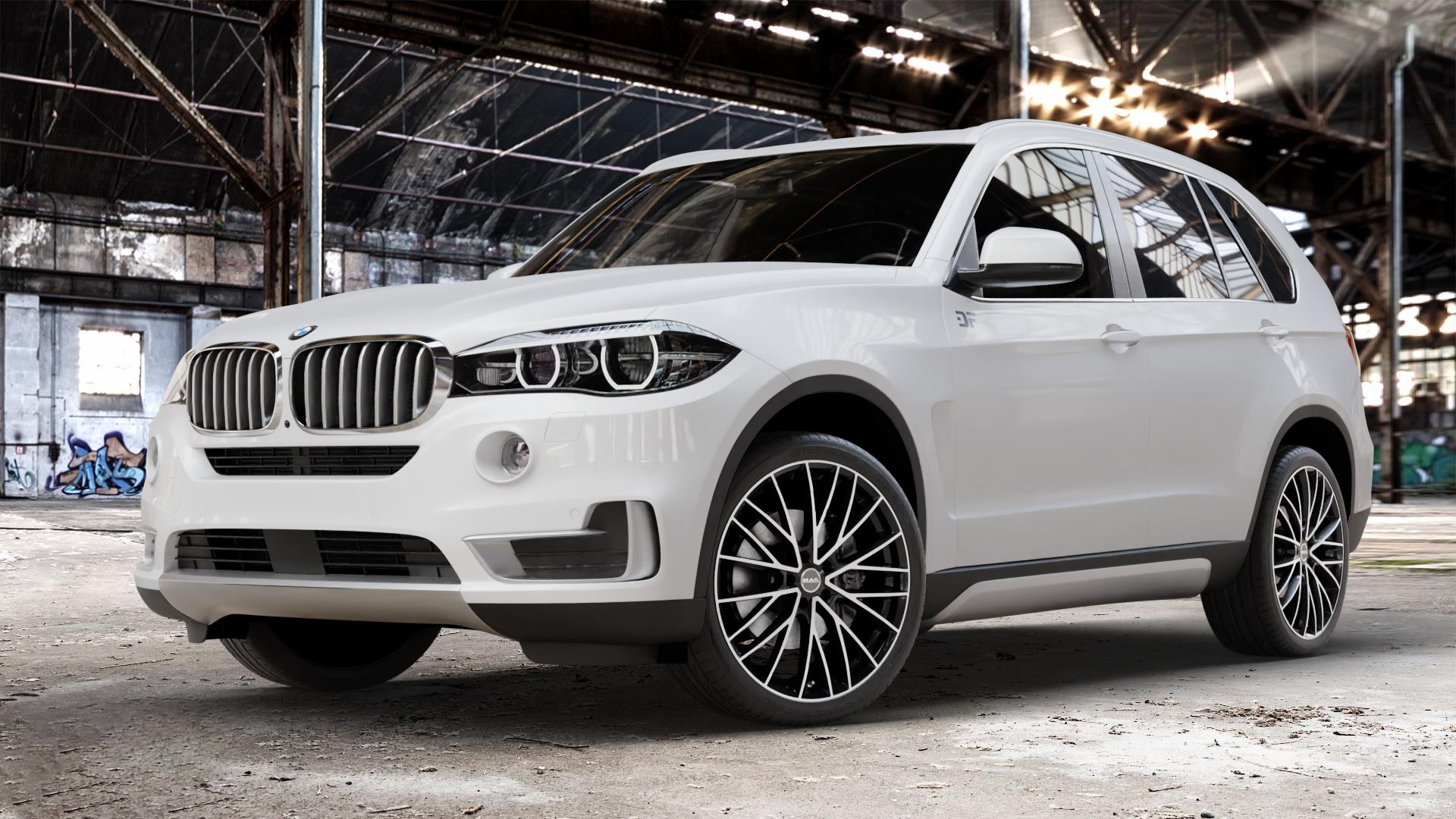 MAK Speciale Black Mirror Felge mit Reifen silber schwarz mehrfarbig in 22Zoll Alufelge auf weissem BMW X5 Typ F15 (X5, X-N1) ⬇️ mit 15mm Tieferlegung ⬇️ Old Industrial Hall_max_4400mm_2024 Frontansicht_1