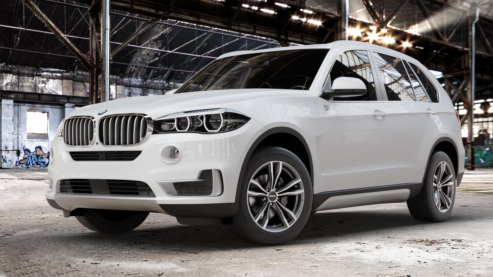 MAK X-Mode Gun Met-Mirror Face Felge mit Reifen silber mehrfarbig anthrazit in 19Zoll Alufelge auf weissem BMW X5 Typ F15 (X5, X-N1) ⬇️ mit 15mm Tieferlegung ⬇️ Old Industrial Hall_max_4400mm_2024 Frontansicht_1