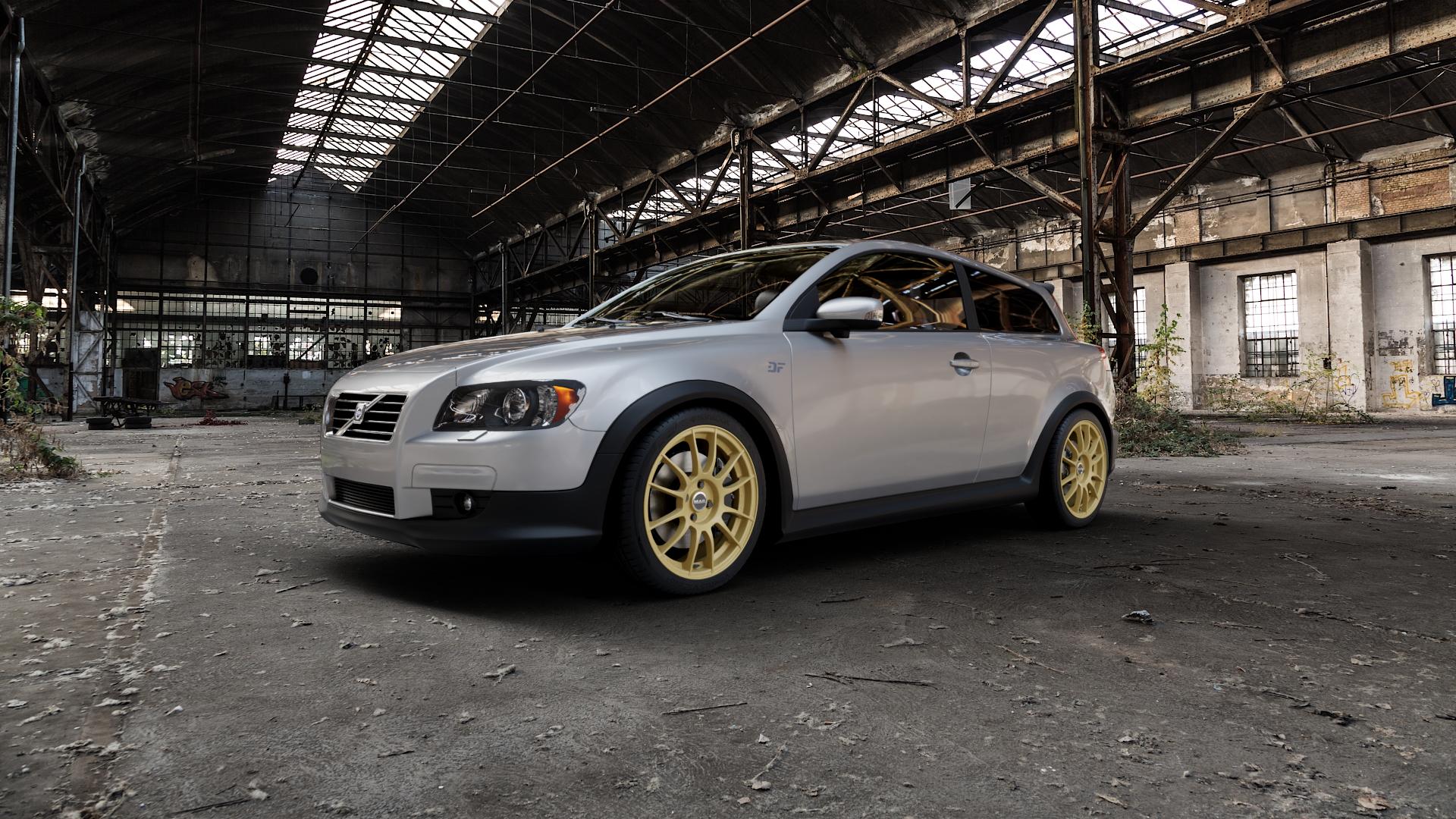 MAK XLR Gold Felge mit Reifen in 18Zoll Winterfelge Alufelge auf silbernem Volvo C30 ⬇️ mit 15mm Tieferlegung ⬇️ Industrial Hall_Alt Frontansicht_1