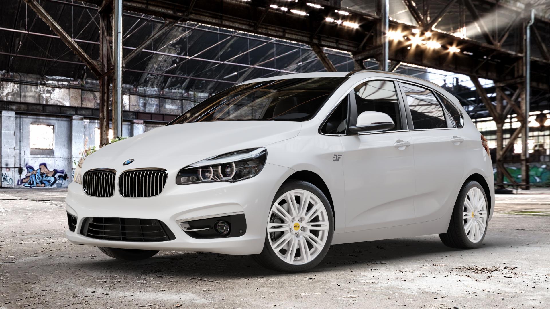 MAM A4 SILVER PAINTED Felge mit Reifen silber in 18Zoll Winterfelge Alufelge auf weissem BMW 2er F45 Active Tourer (UKL-L) (F2AT) Facelift ⬇️ mit 15mm Tieferlegung ⬇️ Old Industrial Hall_max_4400mm_2024 Frontansicht_1