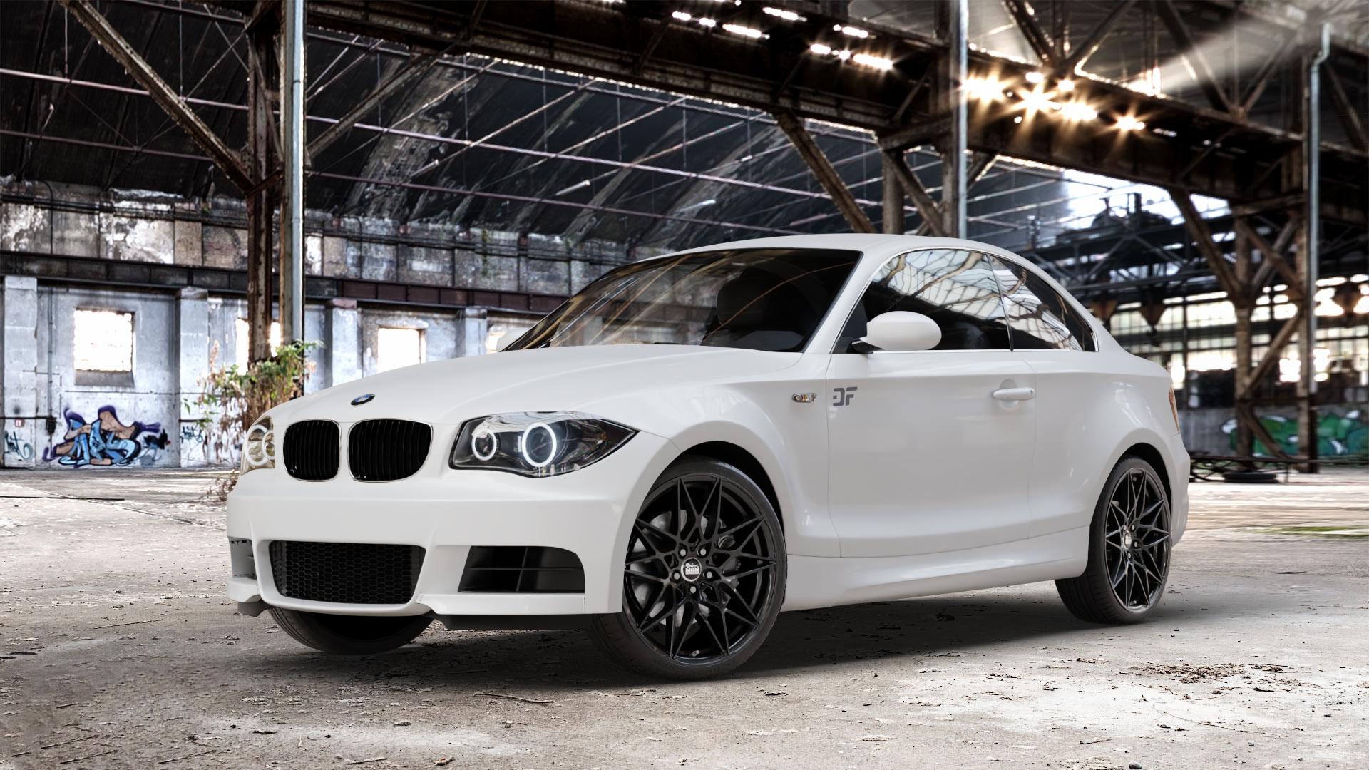 MAM B2 BLACK PAINTED Felge mit Reifen schwarz in 19Zoll Winterfelge Alufelge auf weissem BMW 120d Typ E82 (Coupe) 123d 125i 135i 1M 118d 120i 1er Coupé (182, 1C) ⬇️ mit 15mm Tieferlegung ⬇️ Old Industrial Hall_max_4400mm_2024 Frontansicht_1