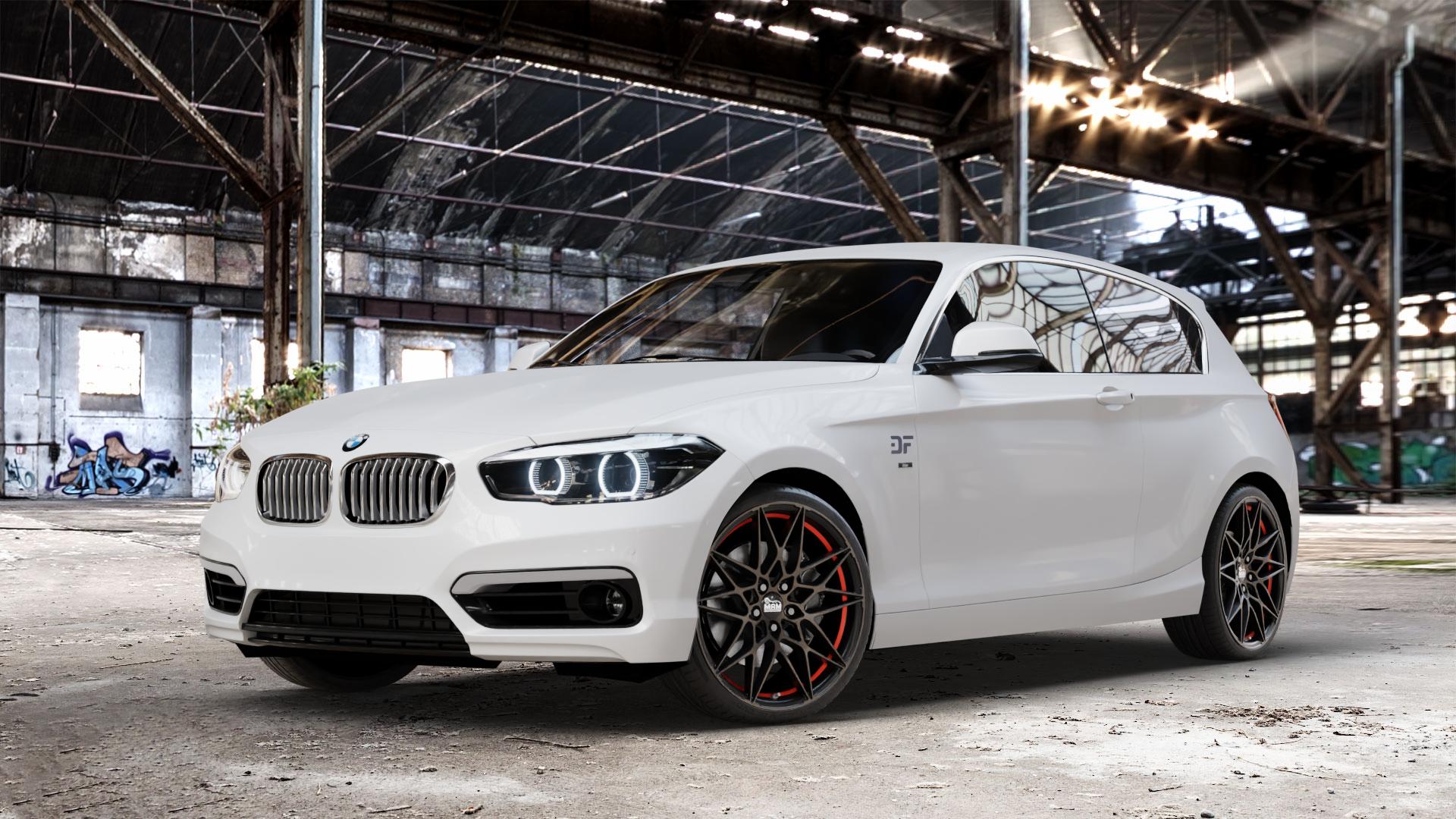 MAM B2 BRONZE RED INSIDE Felge mit Reifen rot in 19Zoll Winterfelge Alufelge auf weissem BMW 114i Typ F21 116i 118i 125i 114d 116d 118d 120d 125d xDrive Facelift EffDyn Edition 1er Dreitürer (1K2) ⬇️ mit 15mm Tieferlegung ⬇️ Old Industrial Hall_max_4400mm_2024 Frontansicht_1