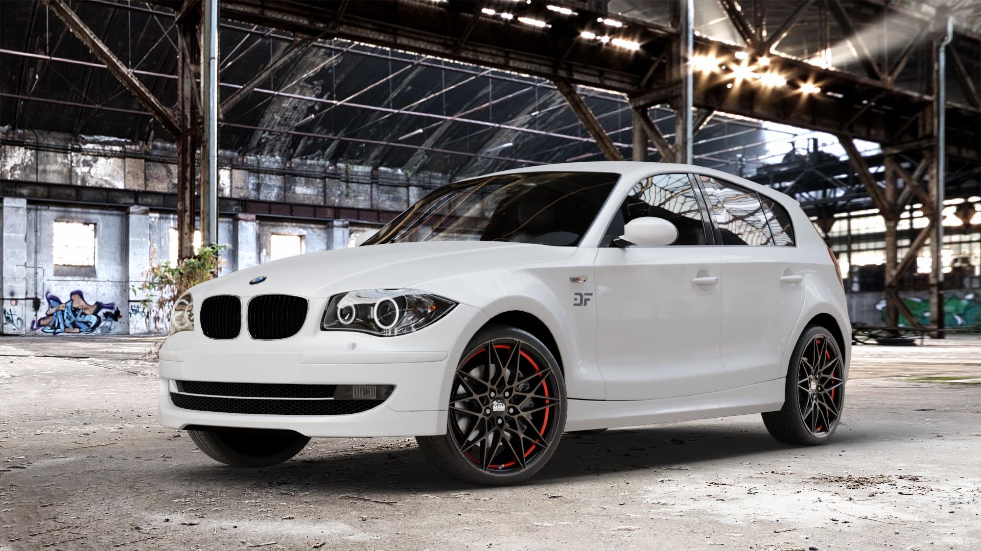 MAM B2 BRONZE RED INSIDE Felge mit Reifen rot in 19Zoll Winterfelge Alufelge auf weissem BMW 116i Typ E87 120i 118d 120d 130i 118i 123d 116d 1er Fünftürer (187, 1K4) ⬇️ mit 15mm Tieferlegung ⬇️ Old Industrial Hall_max_4400mm_2024 Frontansicht_1
