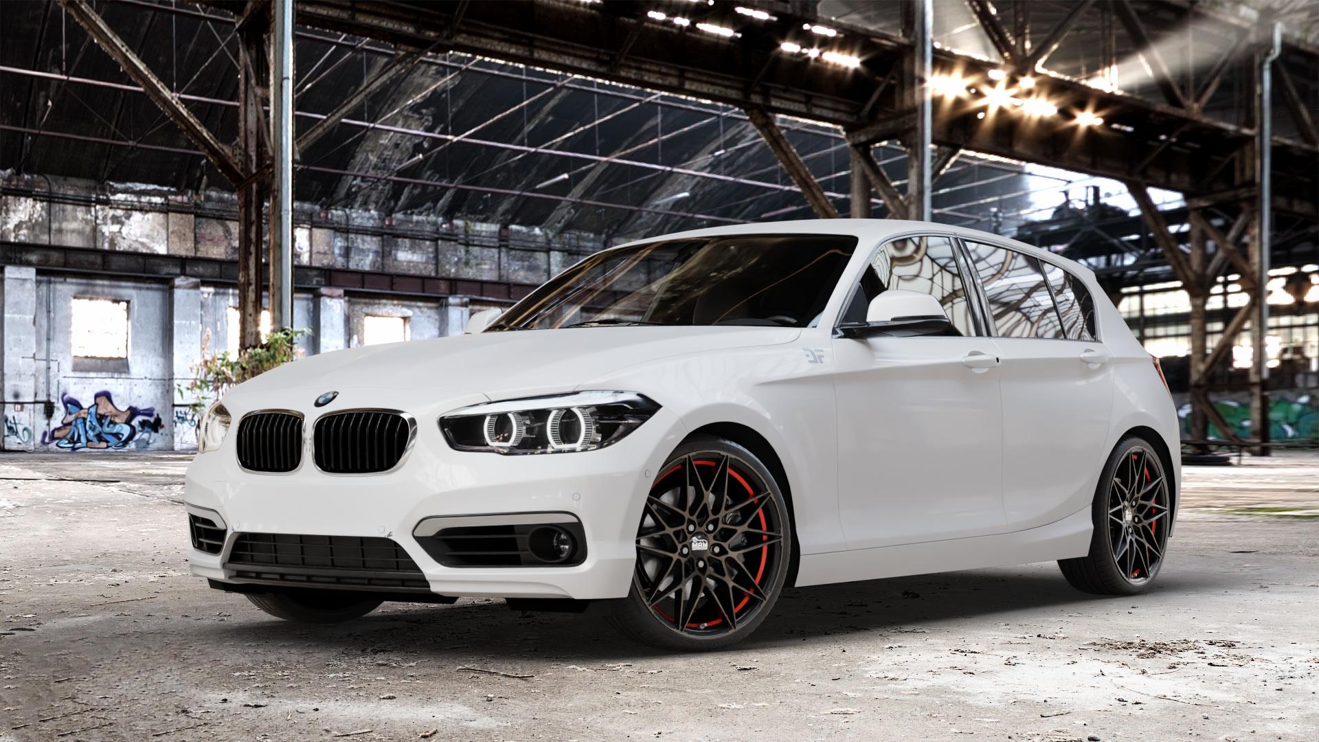 MAM B2 BRONZE RED INSIDE Felge mit Reifen rot in 19Zoll Winterfelge Alufelge auf weissem BMW 116i Typ F20 118i 116d 118d 120d 125d 125i 114d 114i xDrive 120i Facelift EffDyn Edition 1 M135i ⬇️ mit 15mm Tieferlegung ⬇️ Old Industrial Hall_max_4400mm_2024 Frontansicht_1