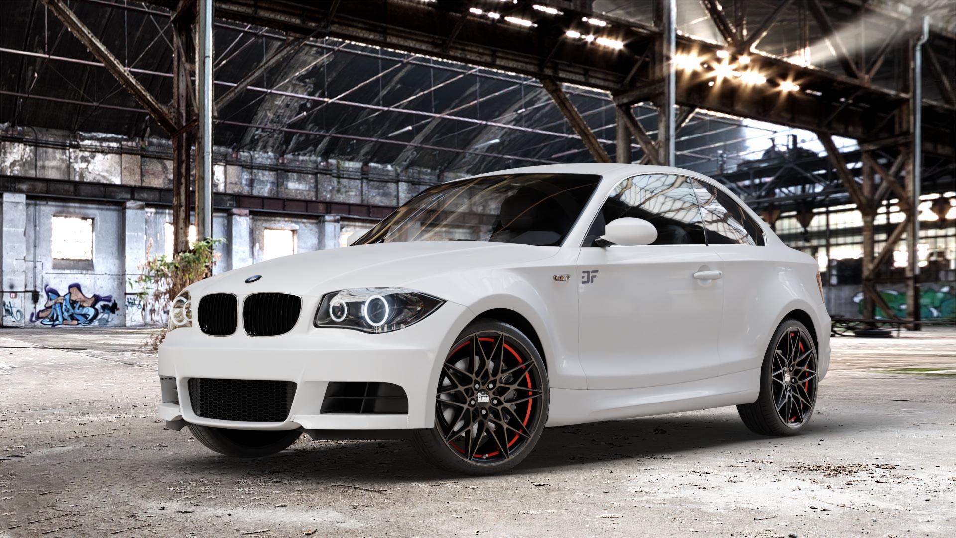MAM B2 BRONZE RED INSIDE Felge mit Reifen rot in 19Zoll Winterfelge Alufelge auf weissem BMW 120d Typ E82 (Coupe) 123d 125i 135i 1M 118d 120i 1er Coupé (182, 1C) ⬇️ mit 15mm Tieferlegung ⬇️ Old Industrial Hall_max_4400mm_2024 Frontansicht_1