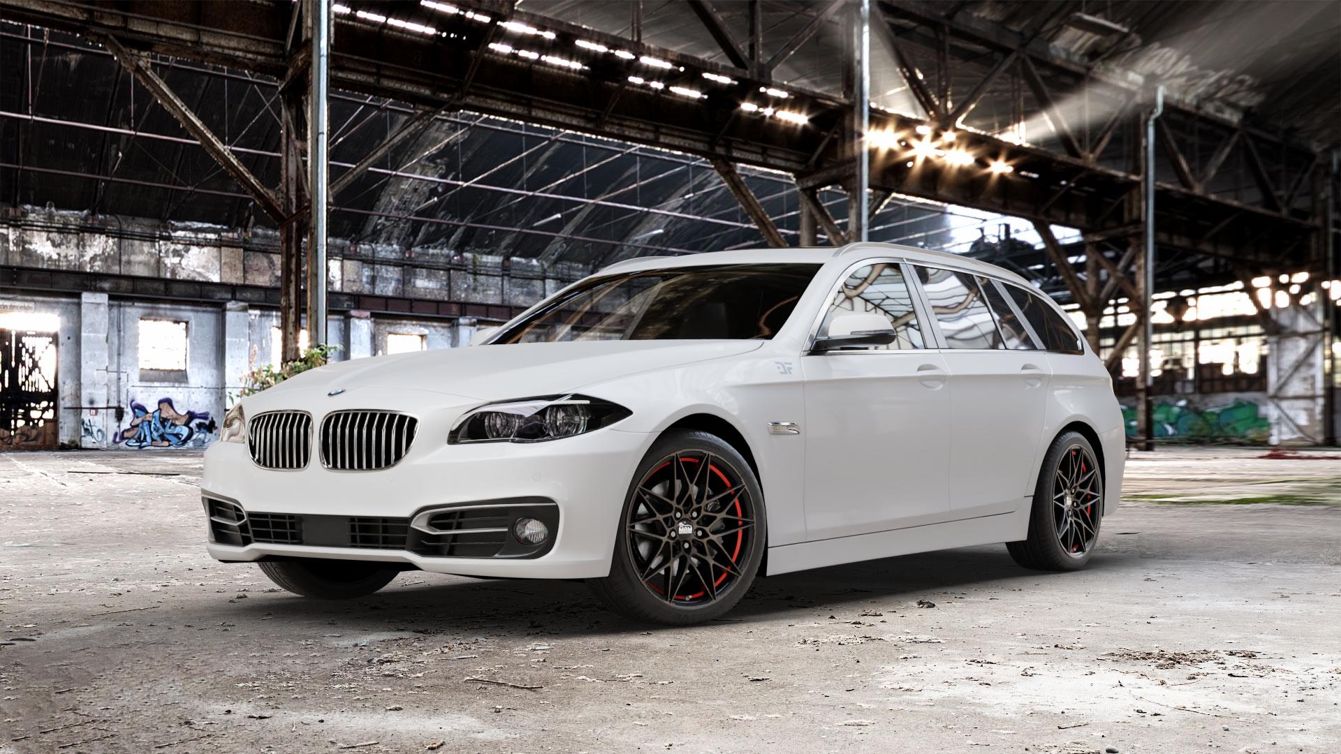 MAM B2 BRONZE RED INSIDE Felge mit Reifen rot in 19Zoll Winterfelge Alufelge auf weissem BMW 523i Typ F11 (Touring) 535i 520d 530d 528i xDrive 530i 550i 520i 525d 535d 518d 5er Touring (5K, K-N1) ⬇️ mit 15mm Tieferlegung ⬇️ Old Industrial Hall_max_5300mm_2024 Frontansicht_1