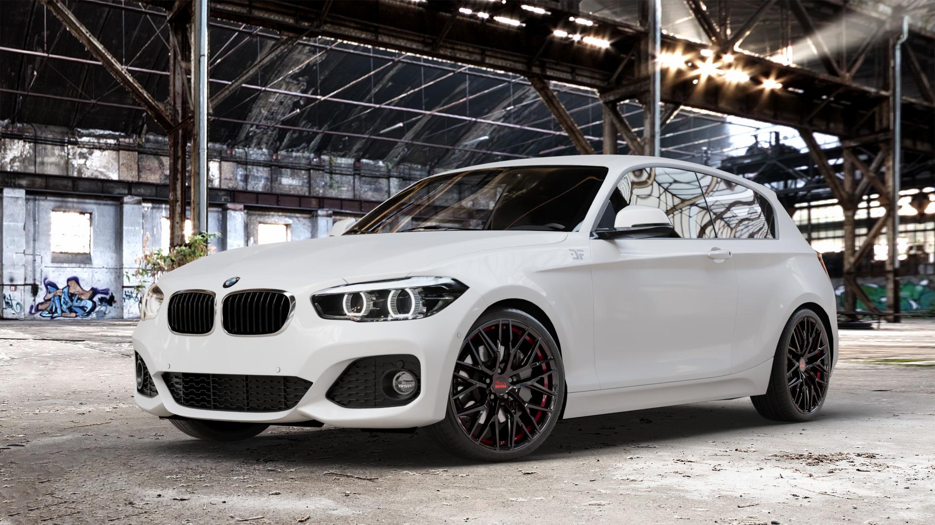 MAM RS4 BLACK PAINTED RED INSIDE Felge mit Reifen schwarz rot in 19Zoll Winterfelge Alufelge auf weissem BMW 1 M135i Typ F20 F21 xDrive M140i Facelift 1er Fünftürer (1K4) ⬇️ mit 15mm Tieferlegung ⬇️ Old Industrial Hall_max_4400mm_2024 Frontansicht_1