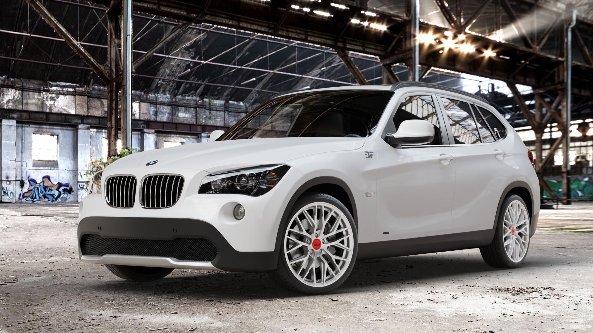 MAM RS4 MATT SILVER PAINTED Felge mit Reifen silber in 19Zoll Winterfelge Alufelge auf weissem BMW X1 Typ E84 (X1, X-N1, X1-N1) ⬇️ mit 15mm Tieferlegung ⬇️ Old Industrial Hall_max_4400mm_2024 Frontansicht_1