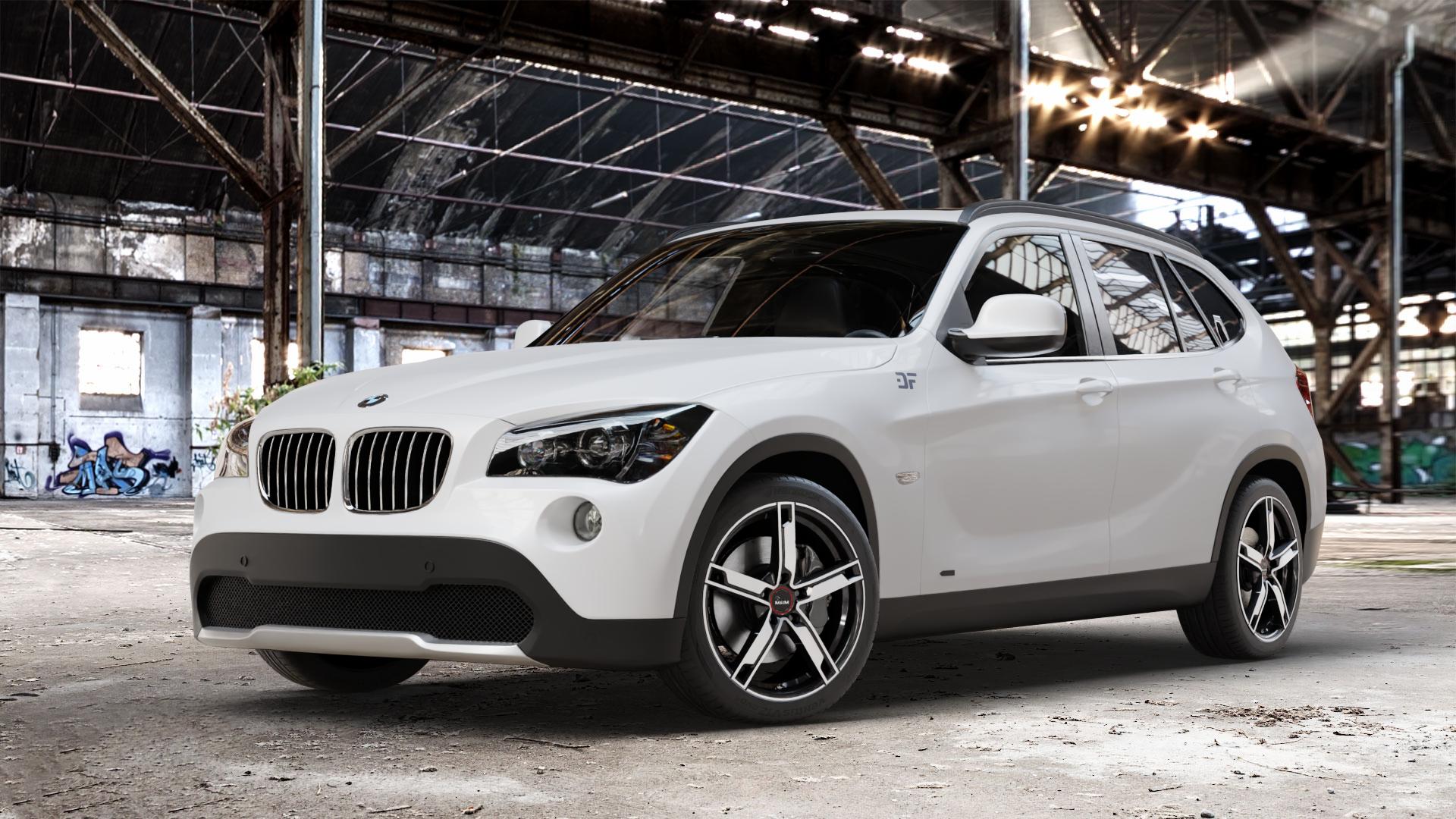 MAM W4 BLACK FRONT POLISH Felge mit Reifen silber schwarz in 18Zoll Winterfelge Alufelge auf weissem BMW X1 Typ E84 (X1, X-N1, X1-N1) ⬇️ mit 15mm Tieferlegung ⬇️ Old Industrial Hall_max_4400mm_2024 Frontansicht_1