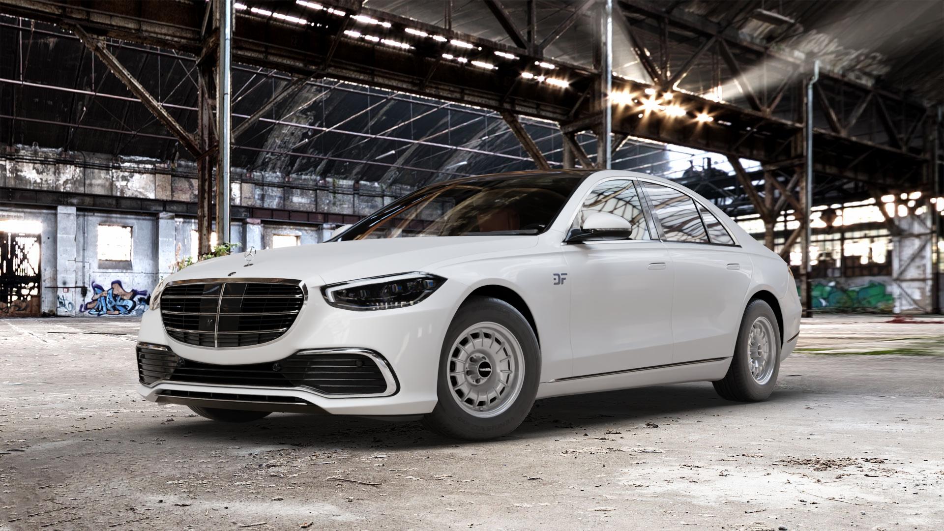 Maxilite Barock Style silber Felge mit Reifen in 16Zoll Alufelge auf weissem Mercedes S-Klasse Typ W223 (R2S) ⬇️ mit 15mm Tieferlegung ⬇️ Old Industrial Hall_max_5300mm_2024 Frontansicht_1
