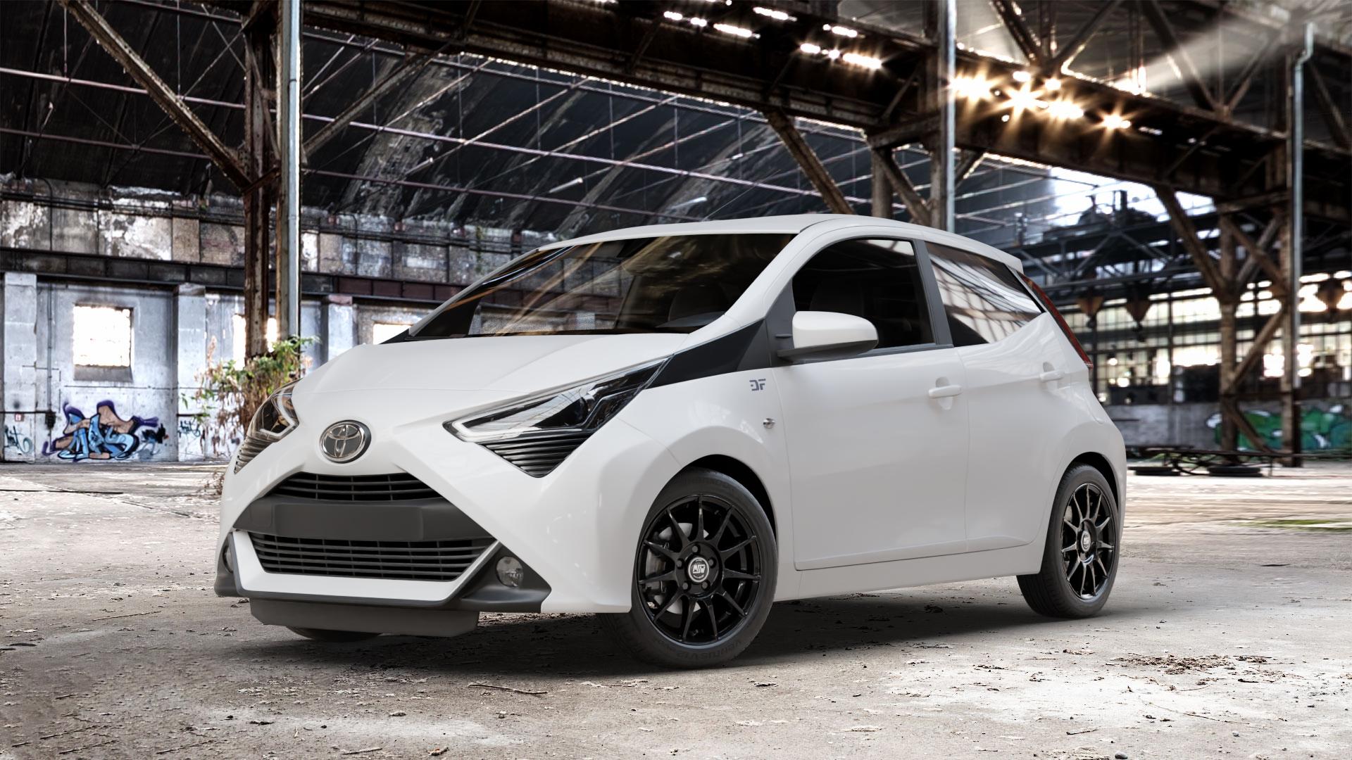 MSW 85 GLOSS BLACK Felge mit Reifen schwarz in 15Zoll Winterfelge Alufelge auf weissem Toyota Aygo II Facelift ⬇️ mit 15mm Tieferlegung ⬇️ Old Industrial Hall_max_4400mm_2024 Frontansicht_1