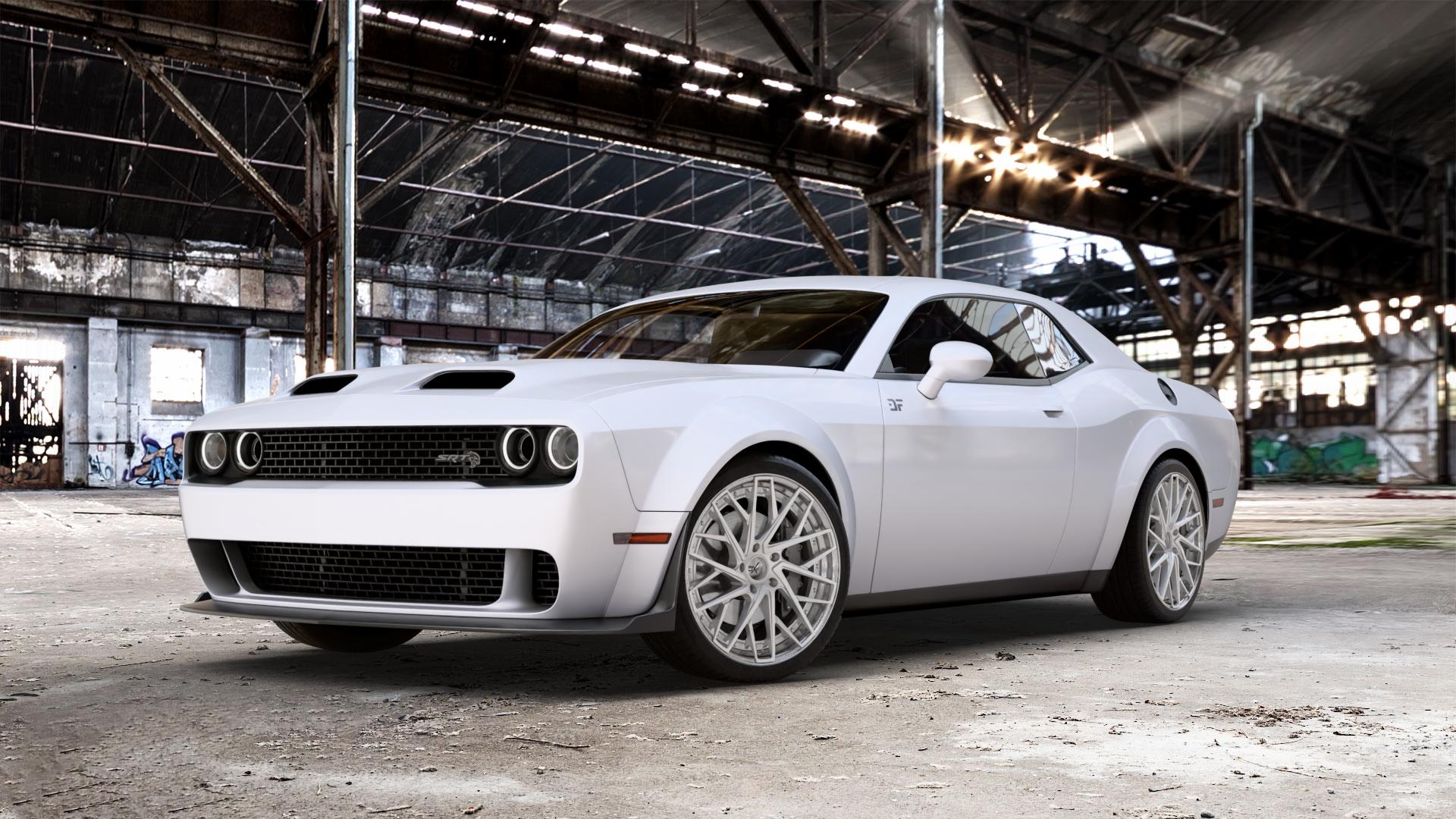 OXFORGED MP5 silver brush, lip polish Felge mit Reifen silber in 21Zoll Alufelge auf weissem Dodge Challenger (15-) Typ LC ⬇️ mit 15mm Tieferlegung ⬇️ Old Industrial Hall_max_5300mm_2024 Frontansicht_1