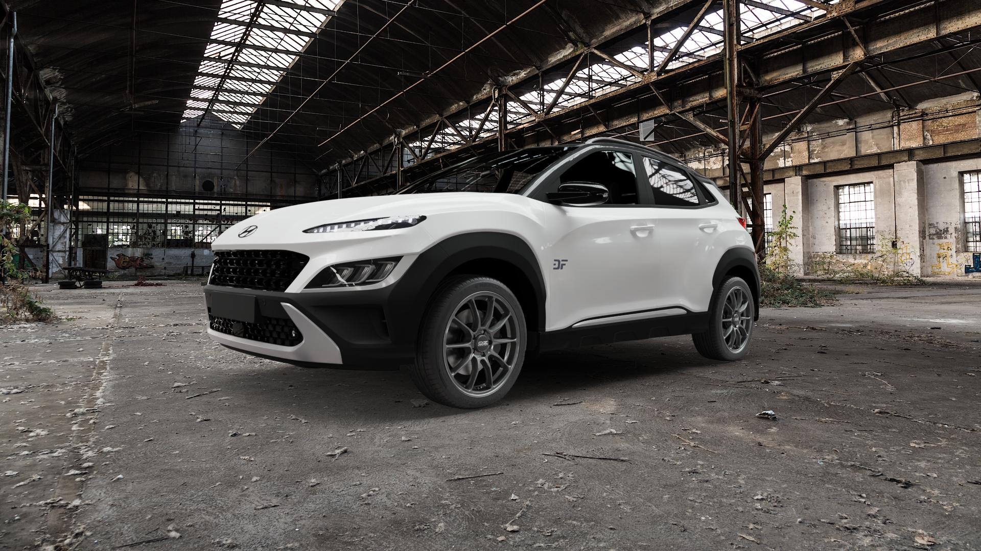 OZ RACING HYPER GT STAR GRAPHITE Felge mit Reifen grau anthrazit grau/silber in 18Zoll Winterfelge Alufelge auf weissem Hyundai Kona Typ OS Facelift 1,0l T-GDI 88kW Mild-Hybrid (120 PS) 1,6l CRDi 100kW (136 AWD 146kW (199 Hybrid 77kW (105 ⬇️ mit 15mm Tieferlegung ⬇️ Old Industrial Hall_max5000mm_2022 Frontansicht_1