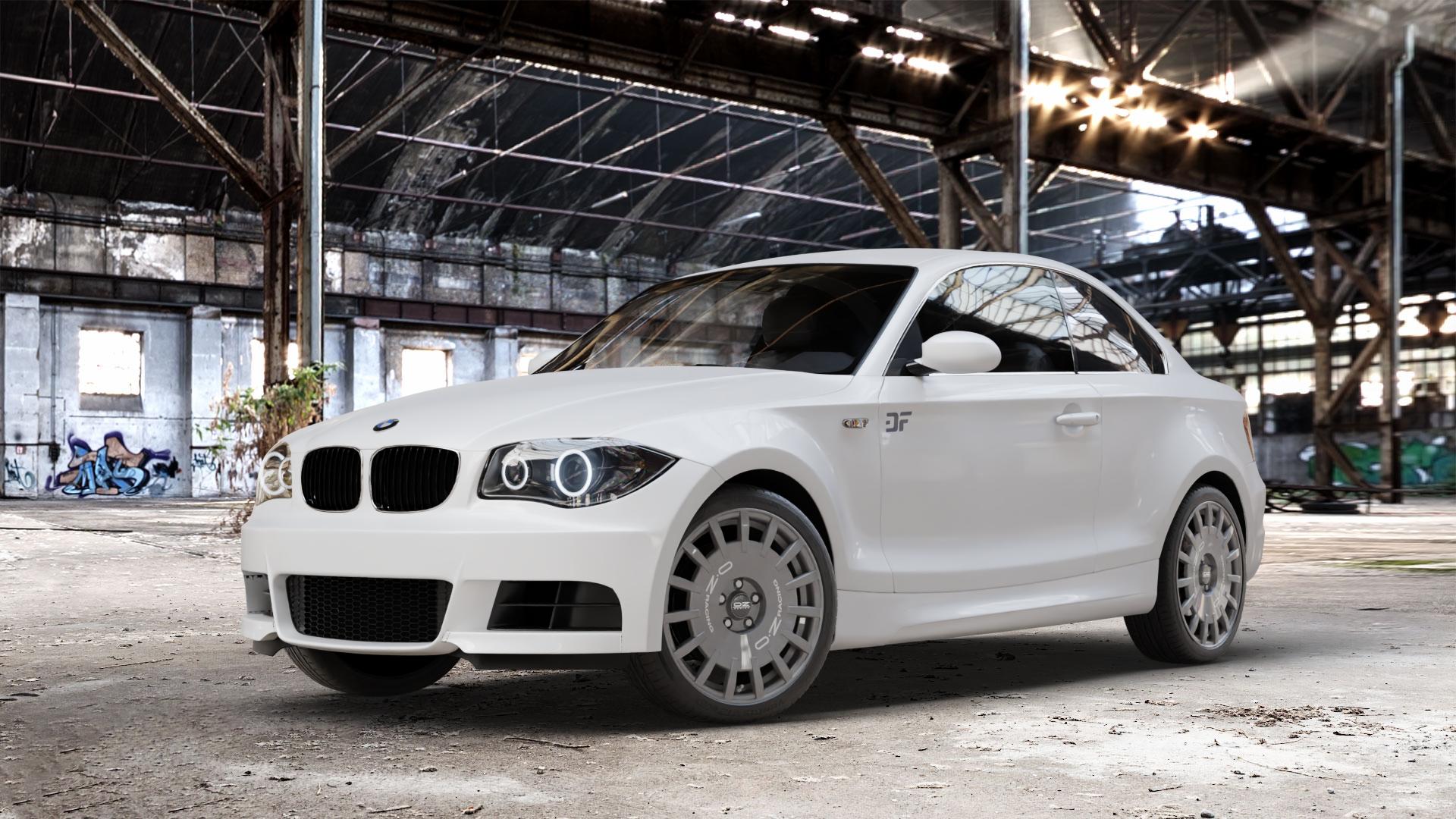 OZ RACING RALLY RACING DARK GRAPHITE SILVER LETTERING Felge mit Reifen grau silber in 18Zoll Winterfelge Alufelge auf weissem BMW 120d Typ E82 (Coupe) 123d 125i 135i 1M 118d 120i 1er Coupé (182, 1C) ⬇️ mit 15mm Tieferlegung ⬇️ Old Industrial Hall_max_4400mm_2024 Frontansicht_1