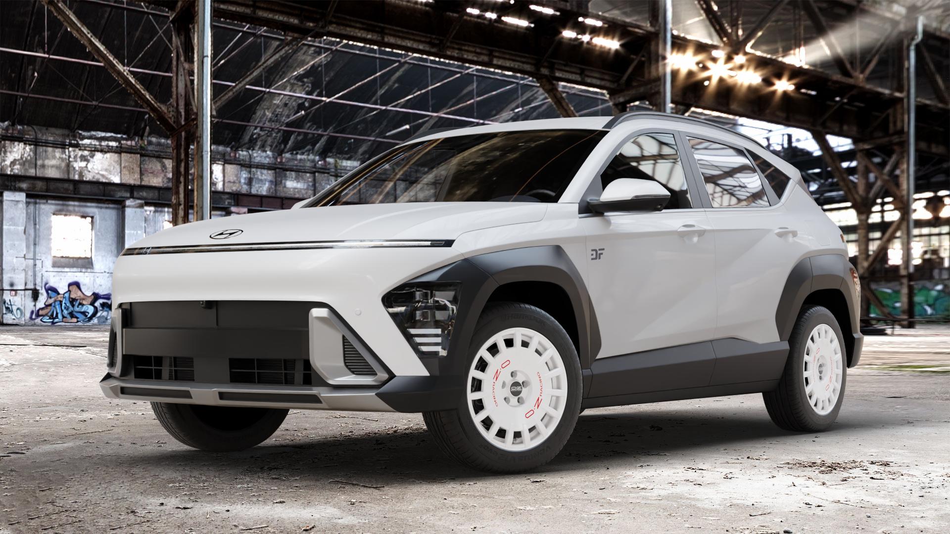 OZ RACING RALLY RACING RACE WHITE + RED LETTERING Felge mit Reifen rot weiss weiß in 17Zoll Winterfelge Alufelge auf weissem Hyundai Kona Typ SX2 ⬇️ mit 15mm Tieferlegung ⬇️ Old Industrial Hall_max_4400mm_2024 Frontansicht_1