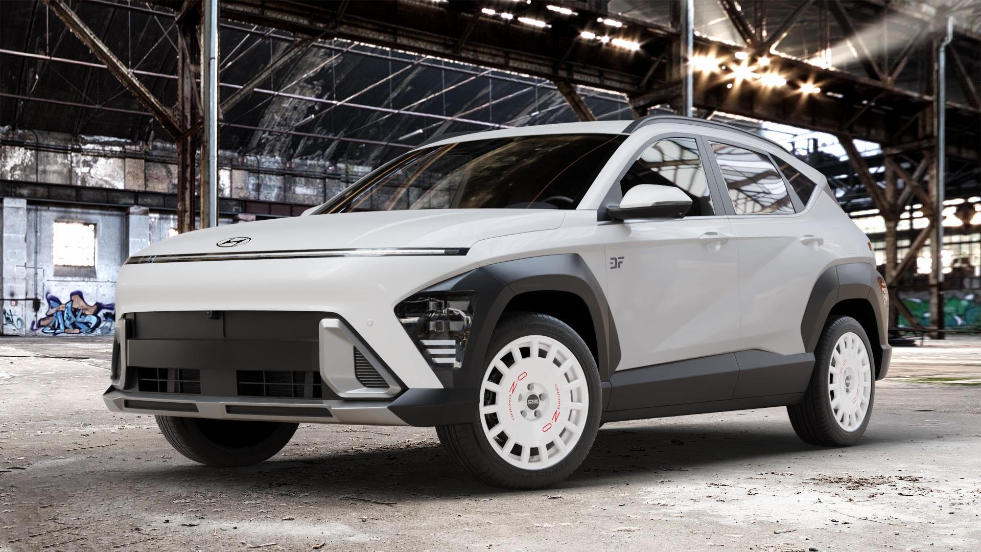 OZ RACING RALLY RACING RACE WHITE + RED LETTERING Felge mit Reifen rot weiss weiß in 18Zoll Winterfelge Alufelge auf weissem Hyundai Kona Typ SX2 ⬇️ mit 15mm Tieferlegung ⬇️ Old Industrial Hall_max_4400mm_2024 Frontansicht_1