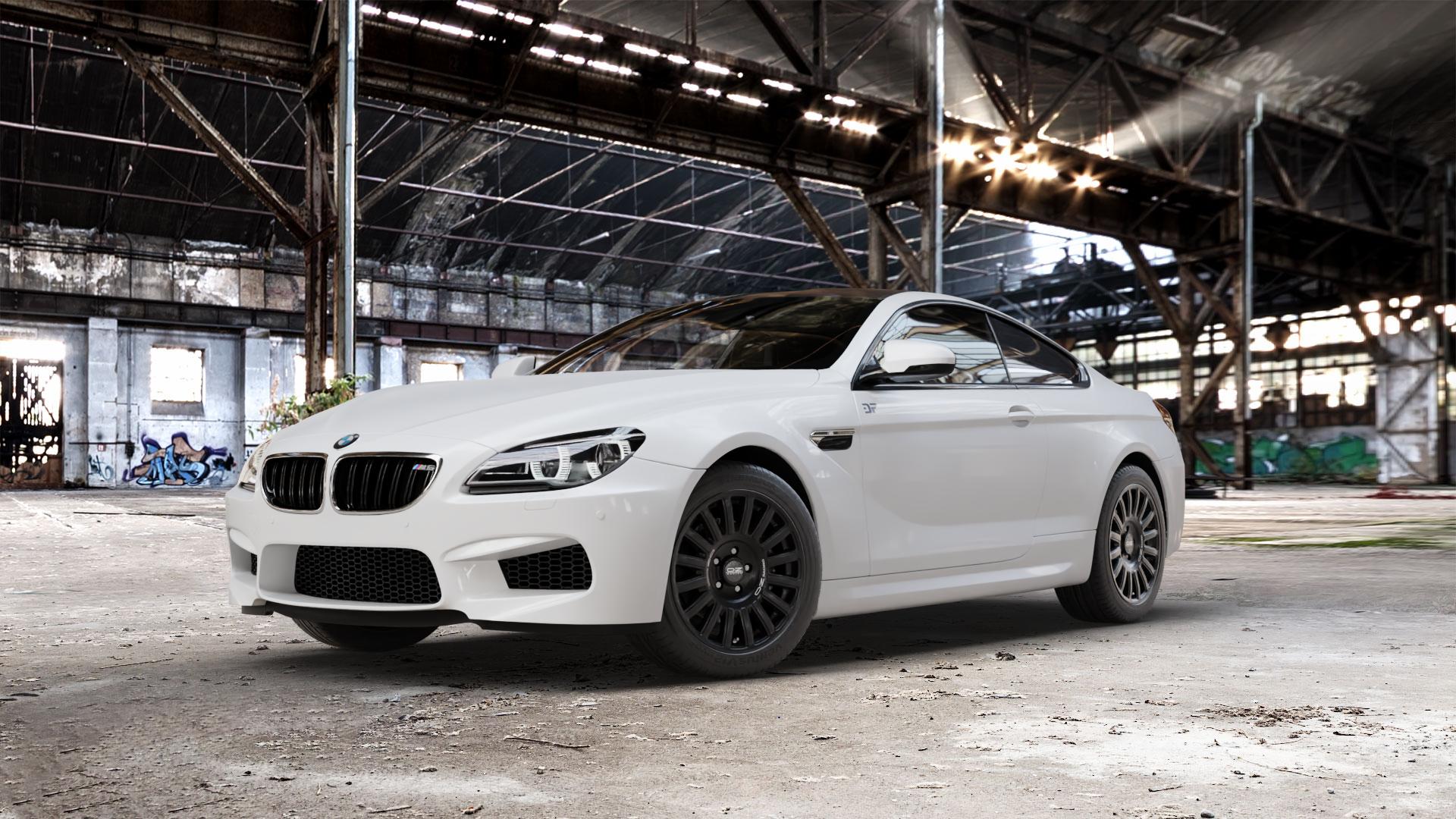 OZ RACING RALLY RAID MATT BLACK + SILVER LETTERING Felge mit Reifen silber schwarz schwarz matt in 18Zoll Winterfelge Alufelge auf weissem BMW M6 Typ F13 (Coupe) 4,4l 412kW (560 PS) 423kW Competition (575 441kW Edition 30 (600 E63 6er Coupé (663C) (6C) ⬇️ mit 15mm Tieferlegung ⬇️ Old Industrial Hall_max_5300mm_2024 Frontansicht_1