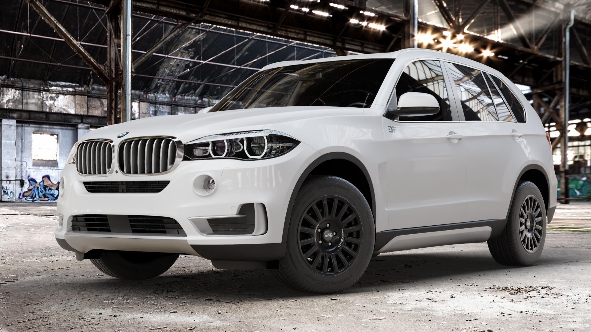 OZ RACING RALLY RAID MATT BLACK + SILVER LETTERING Felge mit Reifen silber schwarz schwarz matt in 18Zoll Winterfelge Alufelge auf weissem BMW X5 Typ F15 (X5, X-N1) ⬇️ mit 15mm Tieferlegung ⬇️ Old Industrial Hall_max_4400mm_2024 Frontansicht_1