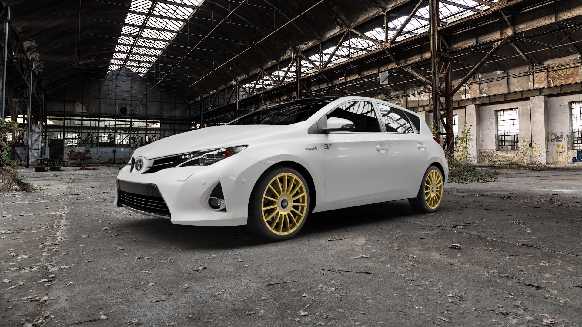 OZ RACING SUPERTURISMO EVOLUZIONE RACE GOLD + BLACK LETTERING Felge mit Reifen in 18Zoll Winterfelge Alufelge auf weissem Toyota Auris (12->) ⬇️ mit 15mm Tieferlegung ⬇️ Old Industrial Hall_max5000mm_2022 Frontansicht_1