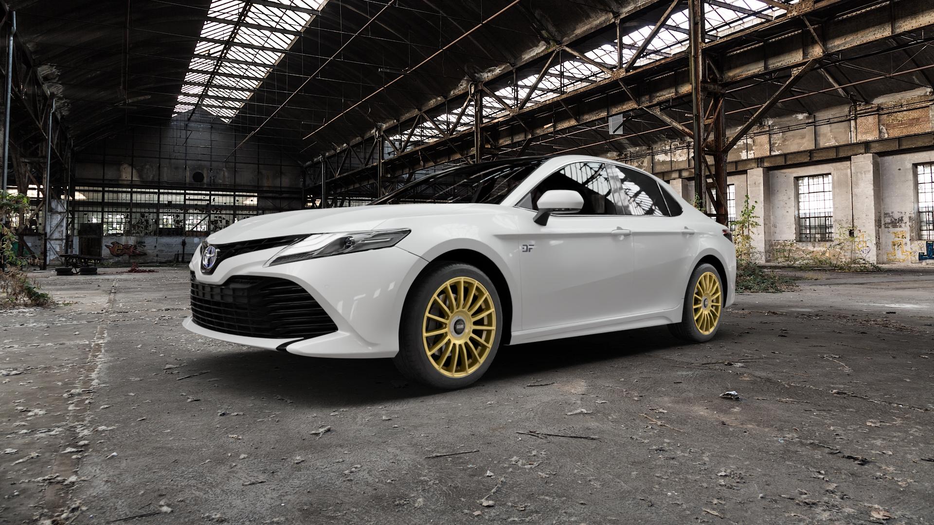 OZ RACING SUPERTURISMO EVOLUZIONE RACE GOLD + BLACK LETTERING Felge mit Reifen in 18Zoll Winterfelge Alufelge auf weissem Toyota Camry Typ XV7(EU,M) ⬇️ mit 15mm Tieferlegung ⬇️ Old Industrial Hall_max5000mm_2022 Frontansicht_1