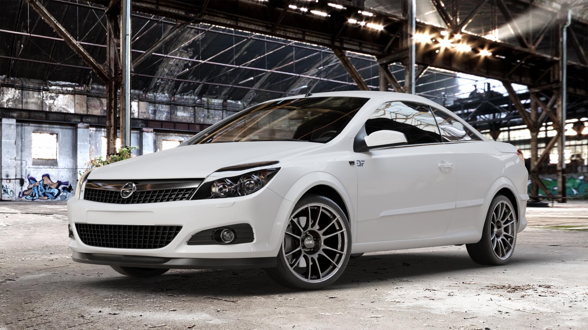 OZ RACING ULTRALEGGERA CRYSTAL TITANIUM Felge mit Reifen grau silber/grau in 18Zoll Winterfelge Alufelge auf weissem Opel Astra H Twin Top Typ A-H/C ⬇️ mit 15mm Tieferlegung ⬇️ Old Industrial Hall_max_4400mm_2024 Frontansicht_1