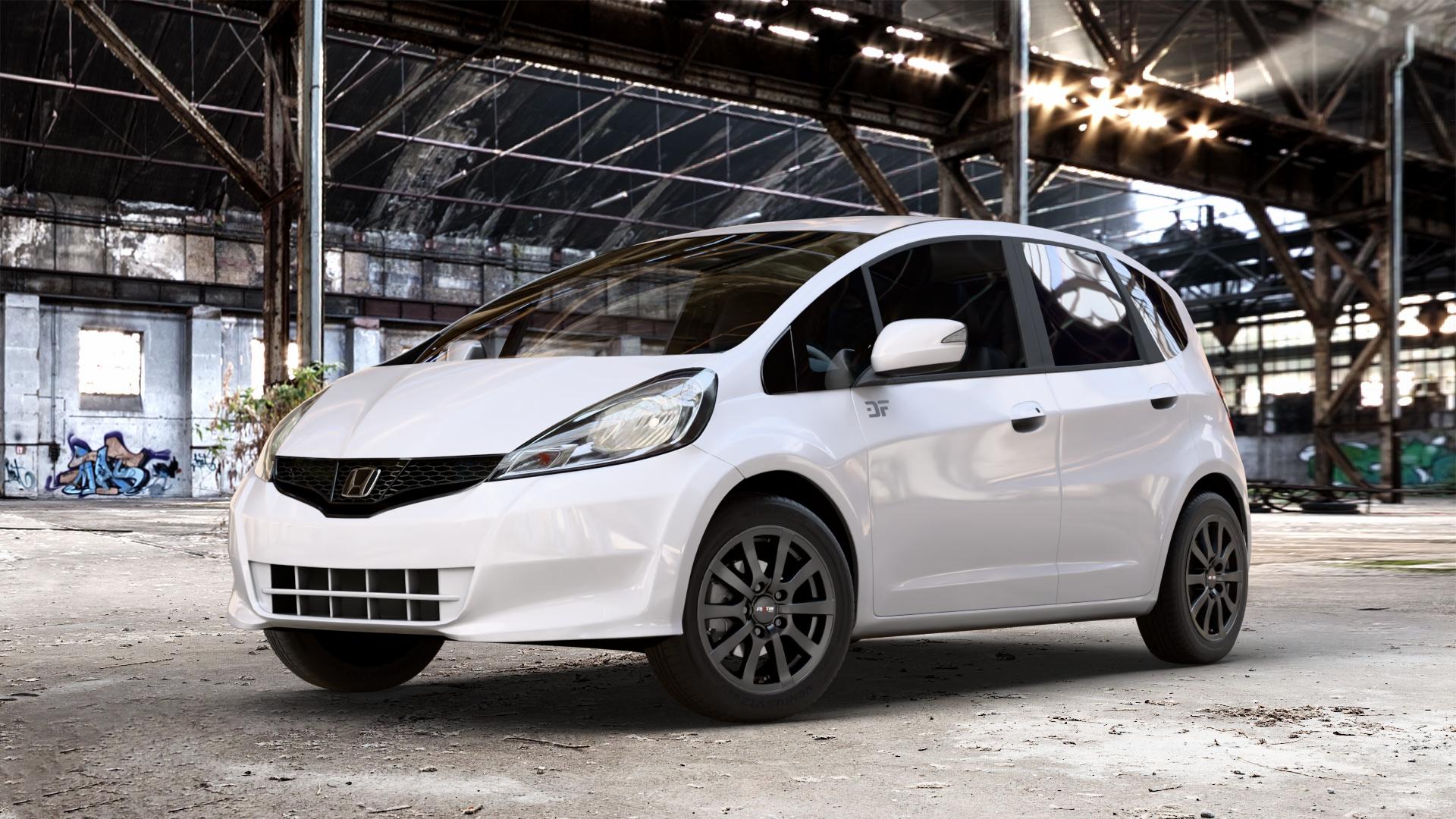 Platin Wheels P 58 matt black Felge mit Reifen schwarz schwarz matt in 15Zoll Winterfelge Alufelge auf weissem Honda Jazz III Facelift (GG, GE) 1,4l i-VTEC 73kW GG6 (99 PS) GE6 GG3 1,2l 66kW GG1 (90 GG5 GG2 1,3l IMA Hybrid 65kW GP1 (88 ⬇️ mit 15mm Tieferlegung ⬇️ Old Industrial Hall_max_4400mm_2024 Frontansicht_1