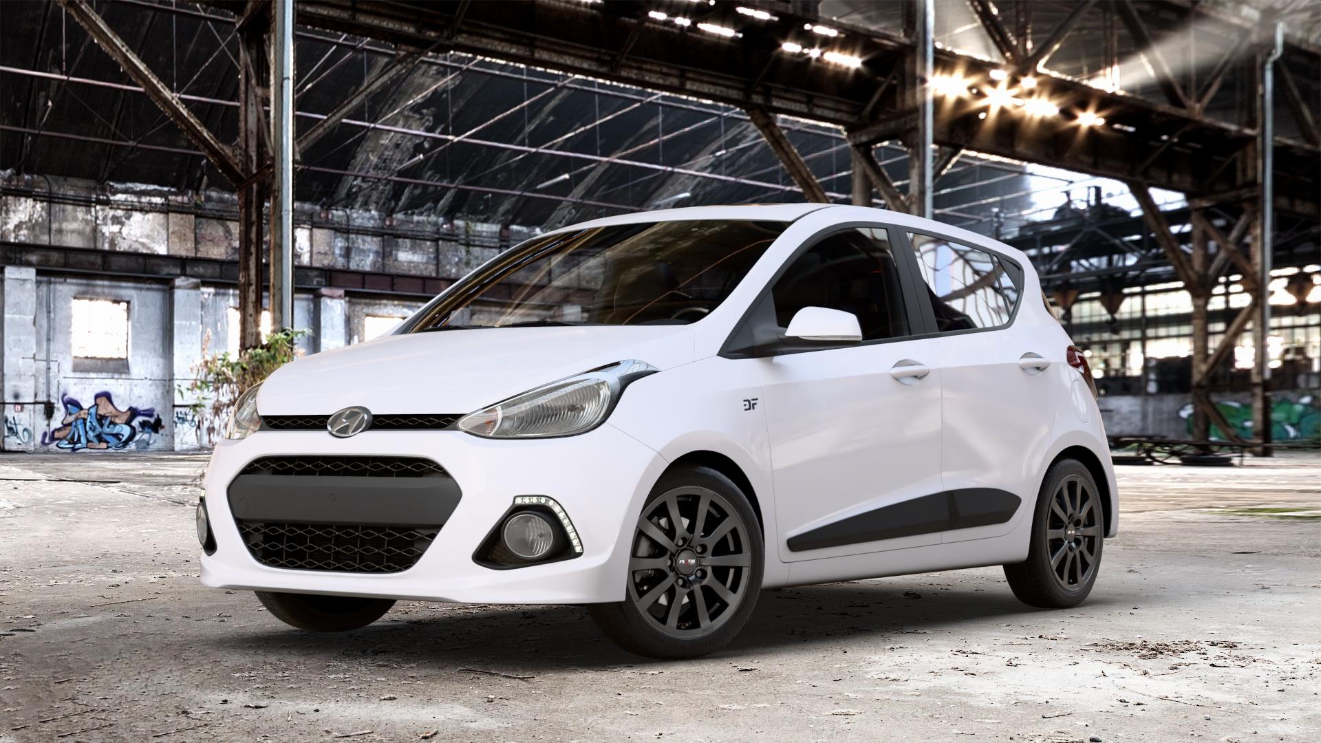 Platin Wheels P 58 matt black Felge mit Reifen schwarz schwarz matt in 15Zoll Winterfelge Alufelge auf weissem Hyundai i10 Typ IA ⬇️ mit 15mm Tieferlegung ⬇️ Old Industrial Hall_max_4400mm_2024 Frontansicht_1