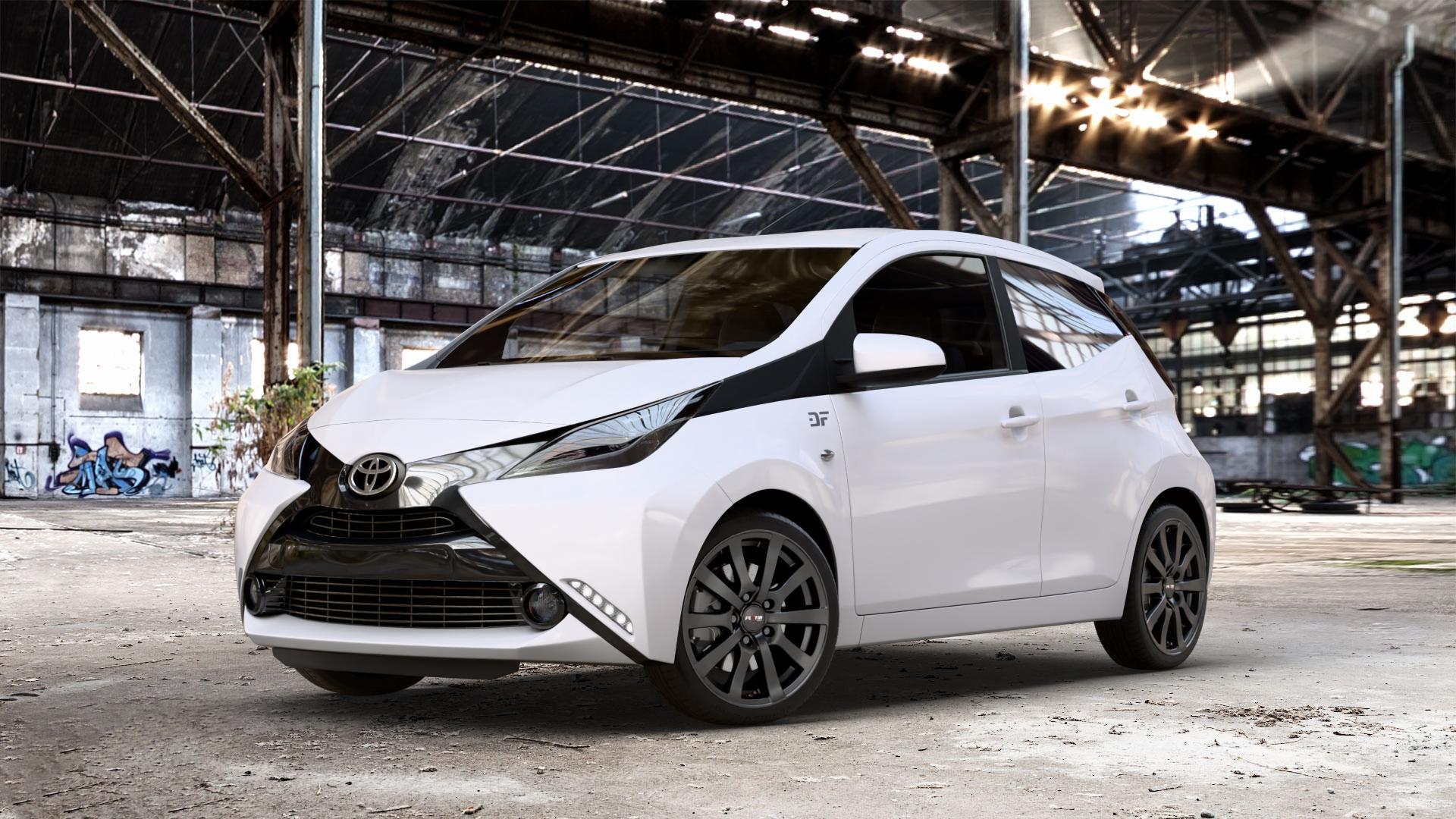 Platin Wheels P 58 matt black Felge mit Reifen schwarz schwarz matt in 16Zoll Winterfelge Alufelge auf weissem Toyota Aygo II 1,0l 51kW (69 PS) ⬇️ mit 15mm Tieferlegung ⬇️ Old Industrial Hall_max_4400mm_2024 Frontansicht_1
