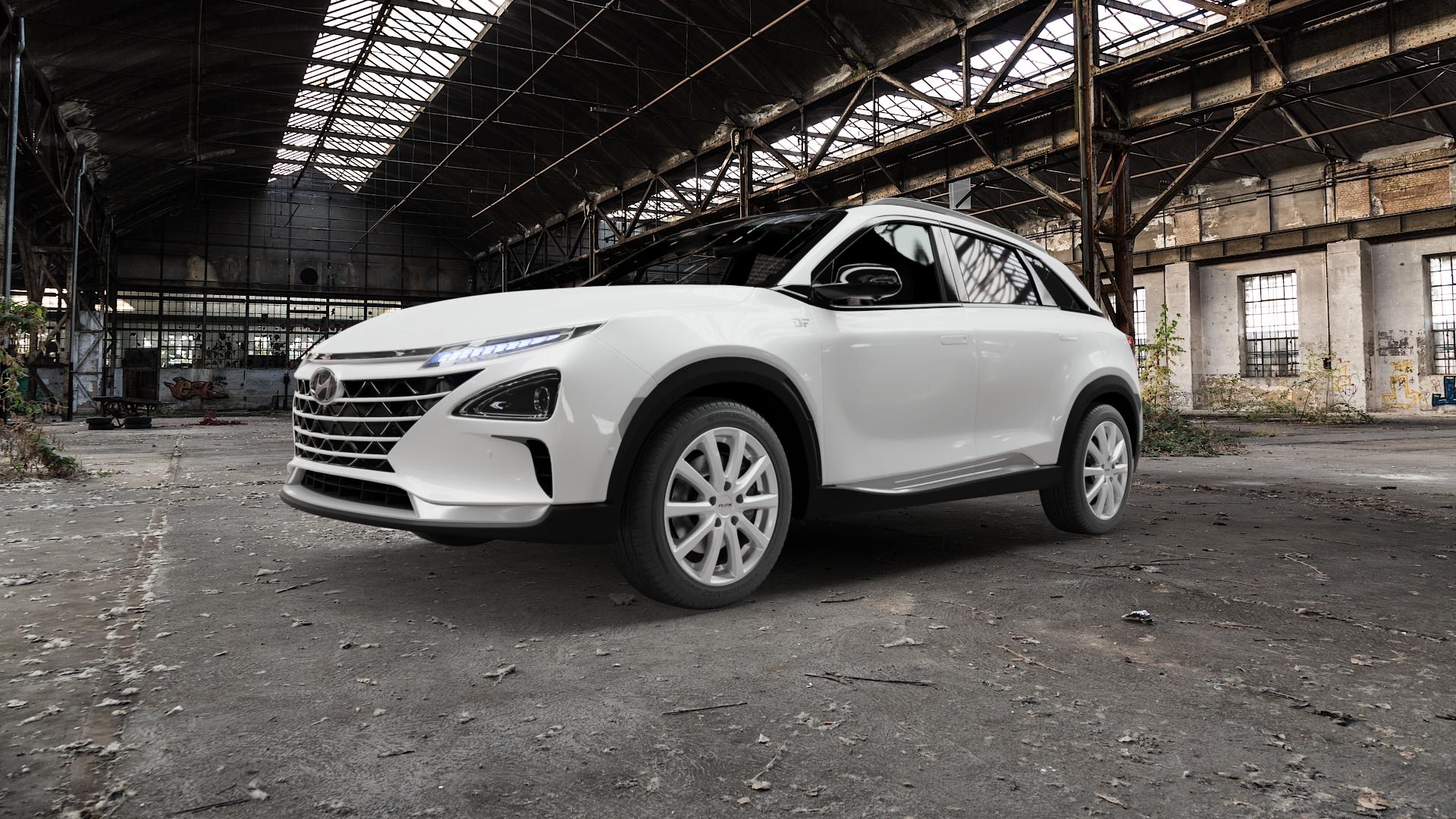 Platin Wheels P 69 polarsilber Felge mit Reifen in 18Zoll Winterfelge Alufelge auf weissem Hyundai Nexo Typ FE ⬇️ mit 15mm Tieferlegung ⬇️ Old Industrial Hall_max5000mm_2022 Frontansicht_1