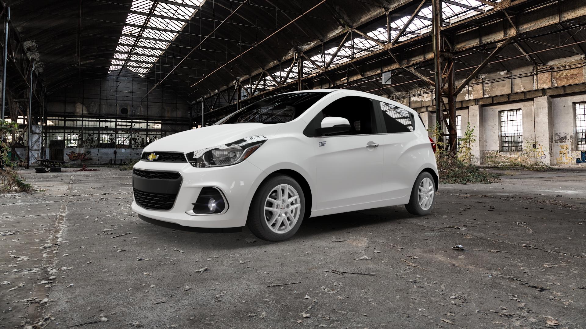 Platin Wheels P 73 polarsilber Felge mit Reifen in 14Zoll Winterfelge Alufelge auf weissem Chevrolet Spark Typ CHIS ⬇️ mit 15mm Tieferlegung ⬇️ Old Industrial Hall_max5000mm_2022 Frontansicht_1