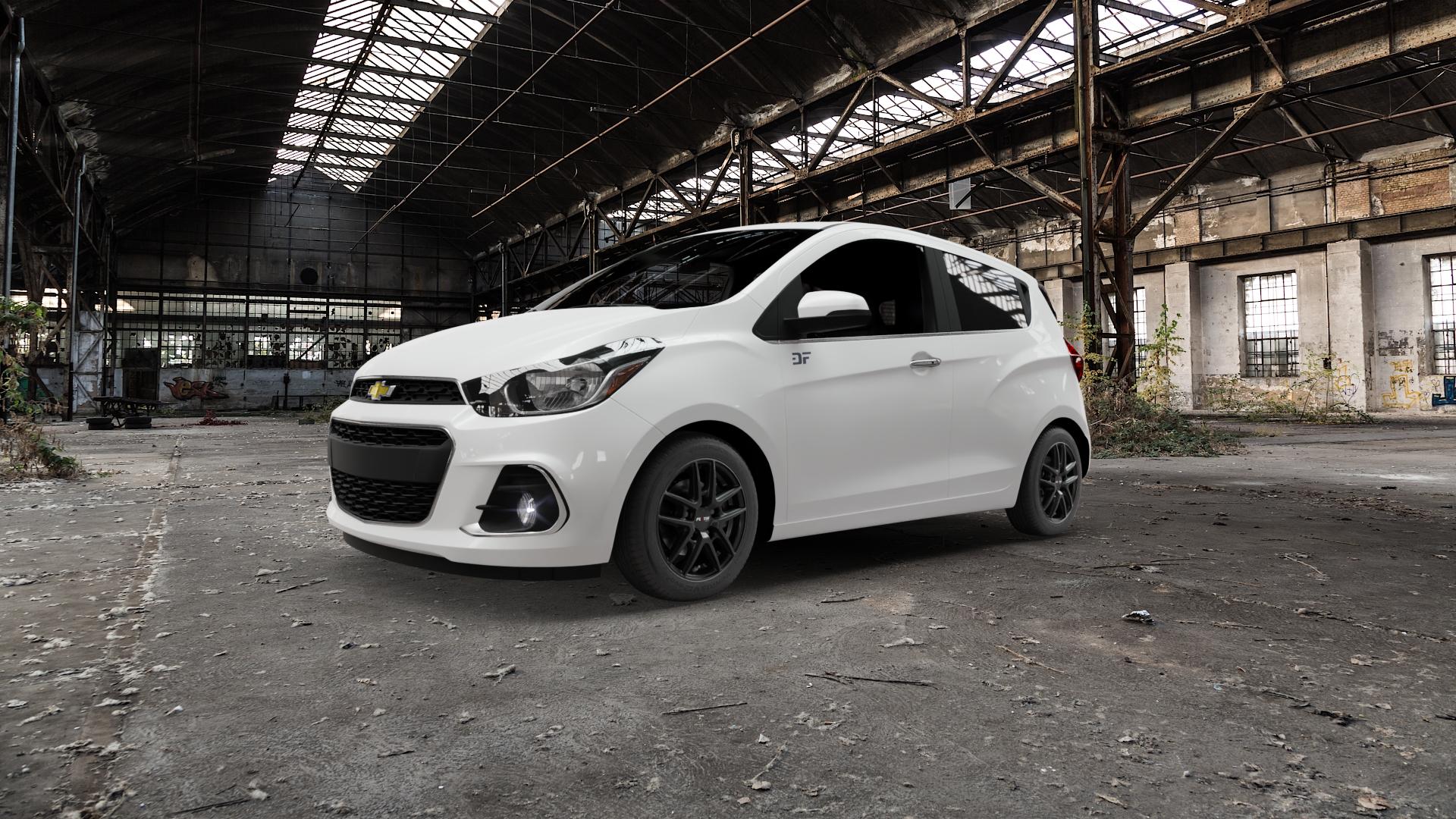 Platin Wheels P 73 racing-schwarz Felge mit Reifen in 14Zoll Winterfelge Alufelge auf weissem Chevrolet Spark Typ CHIS ⬇️ mit 15mm Tieferlegung ⬇️ Old Industrial Hall_max5000mm_2022 Frontansicht_1