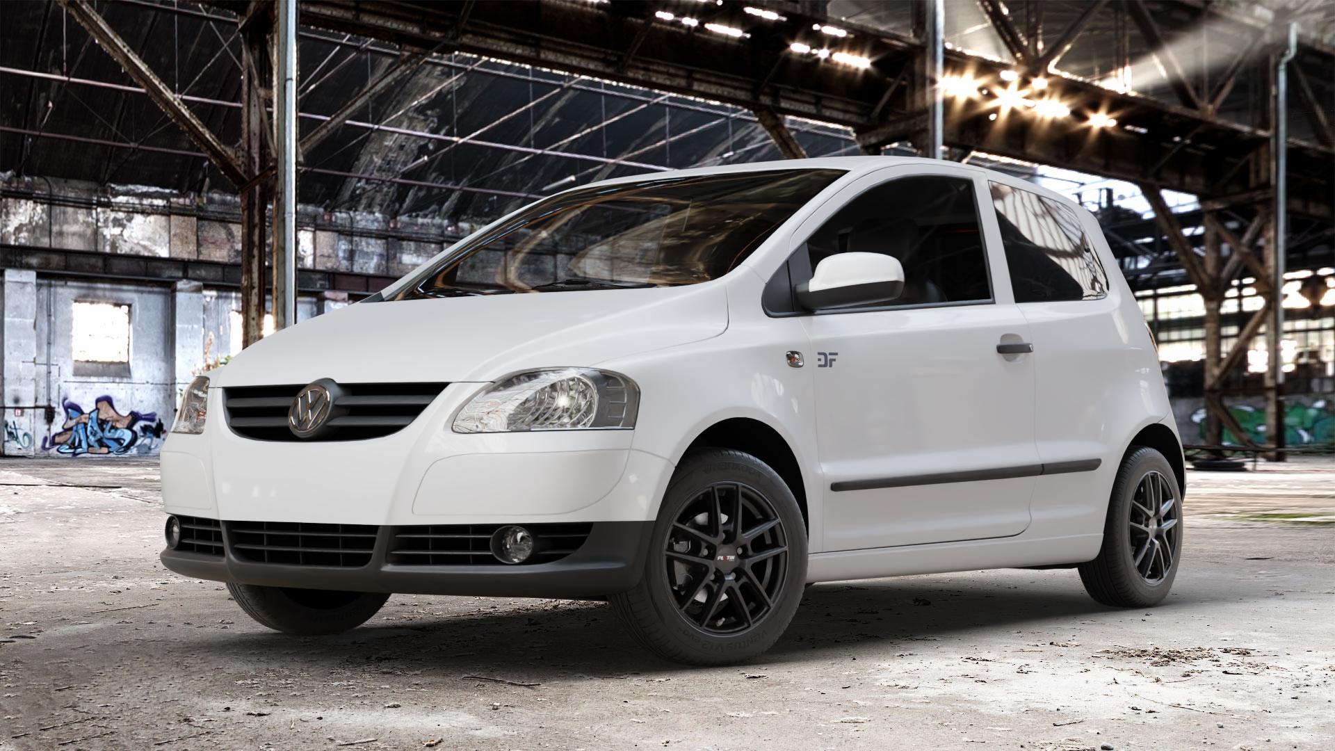 Platin Wheels P 73 racing-schwarz Felge mit Reifen in 15Zoll Winterfelge Alufelge auf weissem Volkswagen (VW) Fox ⬇️ mit 15mm Tieferlegung ⬇️ Old Industrial Hall_max_4400mm_2024 Frontansicht_1