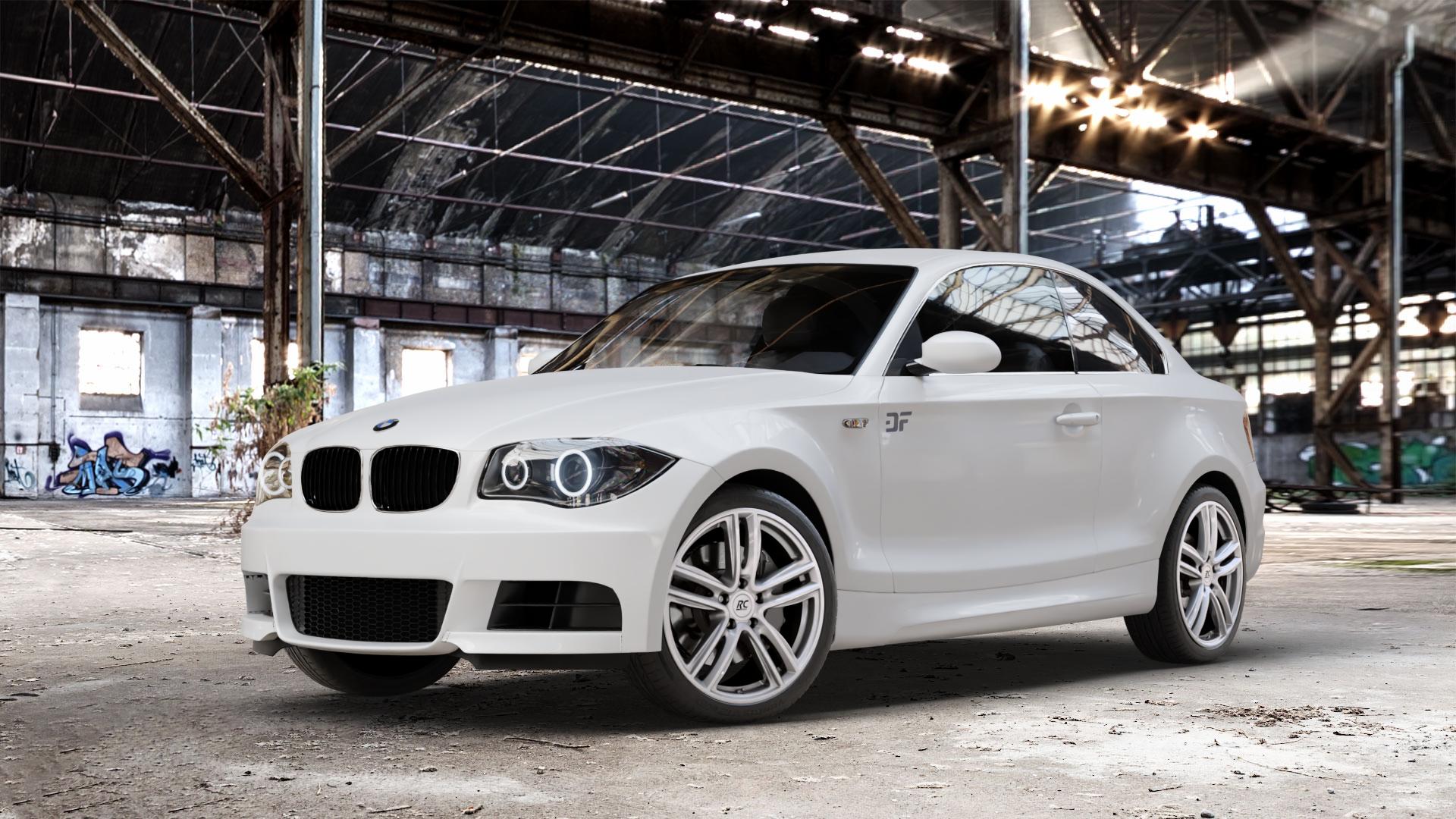 RC Design RC27 kristallsilber lackiert Felge mit Reifen in 18Zoll Winterfelge Alufelge auf weissem BMW 120d Typ E82 (Coupe) 123d 125i 135i 1M 118d 120i 1er Coupé (182, 1C) ⬇️ mit 15mm Tieferlegung ⬇️ Old Industrial Hall_max_4400mm_2024 Frontansicht_1