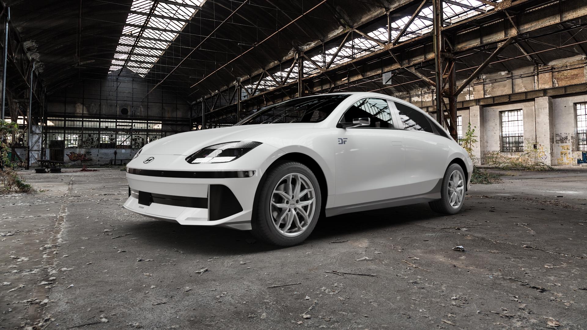 RIAL Lucca polar-silber Felge mit Reifen in 18Zoll Winterfelge Alufelge auf weissem Hyundai Ioniq 6 Typ CE ⬇️ mit 15mm Tieferlegung ⬇️ Old Industrial Hall_max5000mm_2022 Frontansicht_1