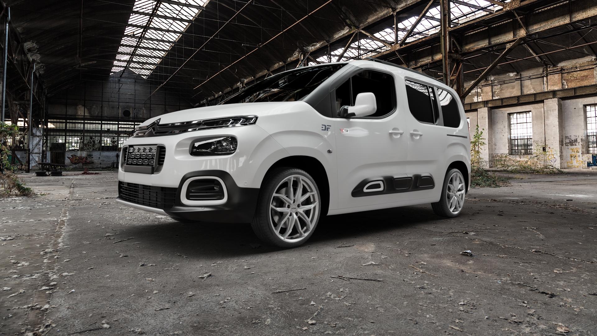 RIAL Lucca polar-silber Felge mit Reifen in 19Zoll Winterfelge Alufelge auf weissem Citroen Berlingo III Typ E ⬇️ mit 15mm Tieferlegung ⬇️ Old Industrial Hall_max5000mm_2022 Frontansicht_1