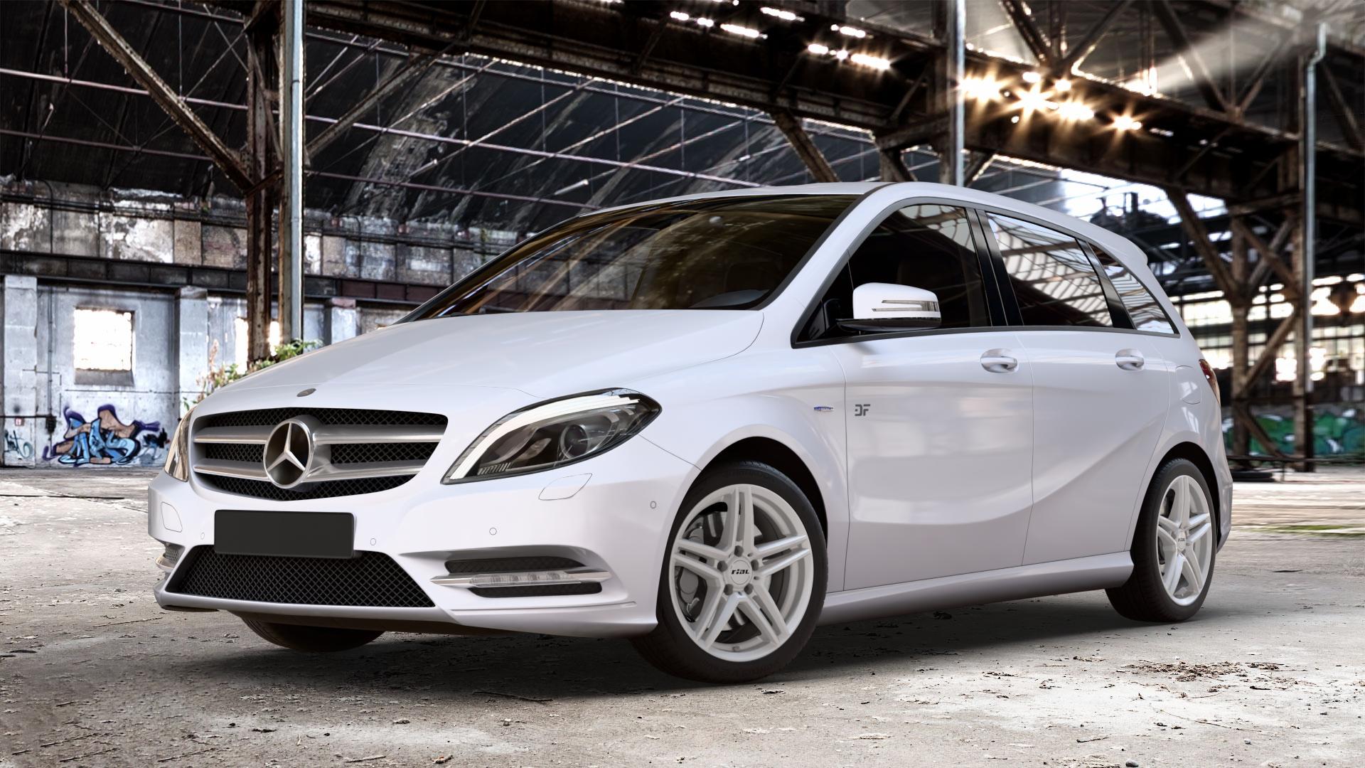RIAL M10 polar-silber Felge mit Reifen in 17Zoll Winterfelge Alufelge auf weissem Mercedes B-Klasse Typ W246 ⬇️ mit 15mm Tieferlegung ⬇️ Old Industrial Hall_max_4400mm_2024 Frontansicht_1