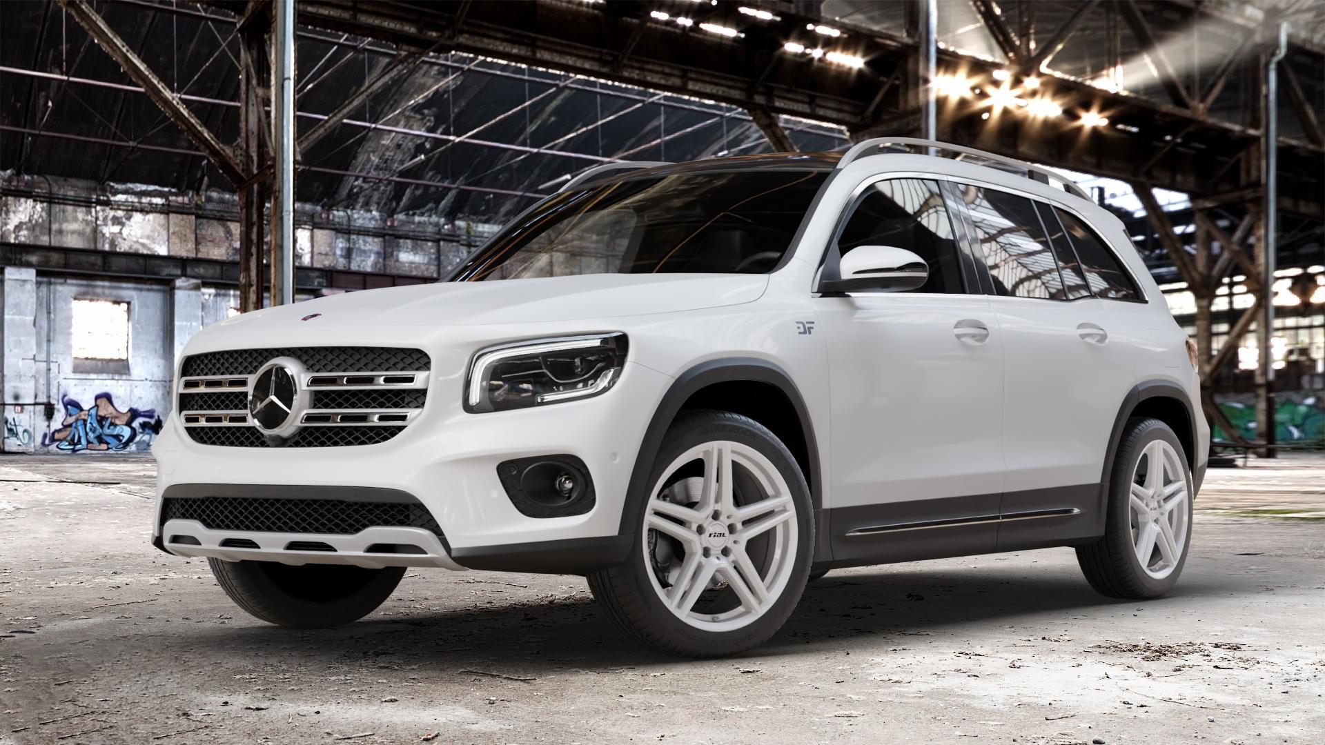 RIAL M10 polar-silber Felge mit Reifen in 19Zoll Winterfelge Alufelge auf weissem Mercedes GLB-Klasse Typ F2B ⬇️ mit 15mm Tieferlegung ⬇️ Old Industrial Hall_max_4400mm_2024 Frontansicht_1