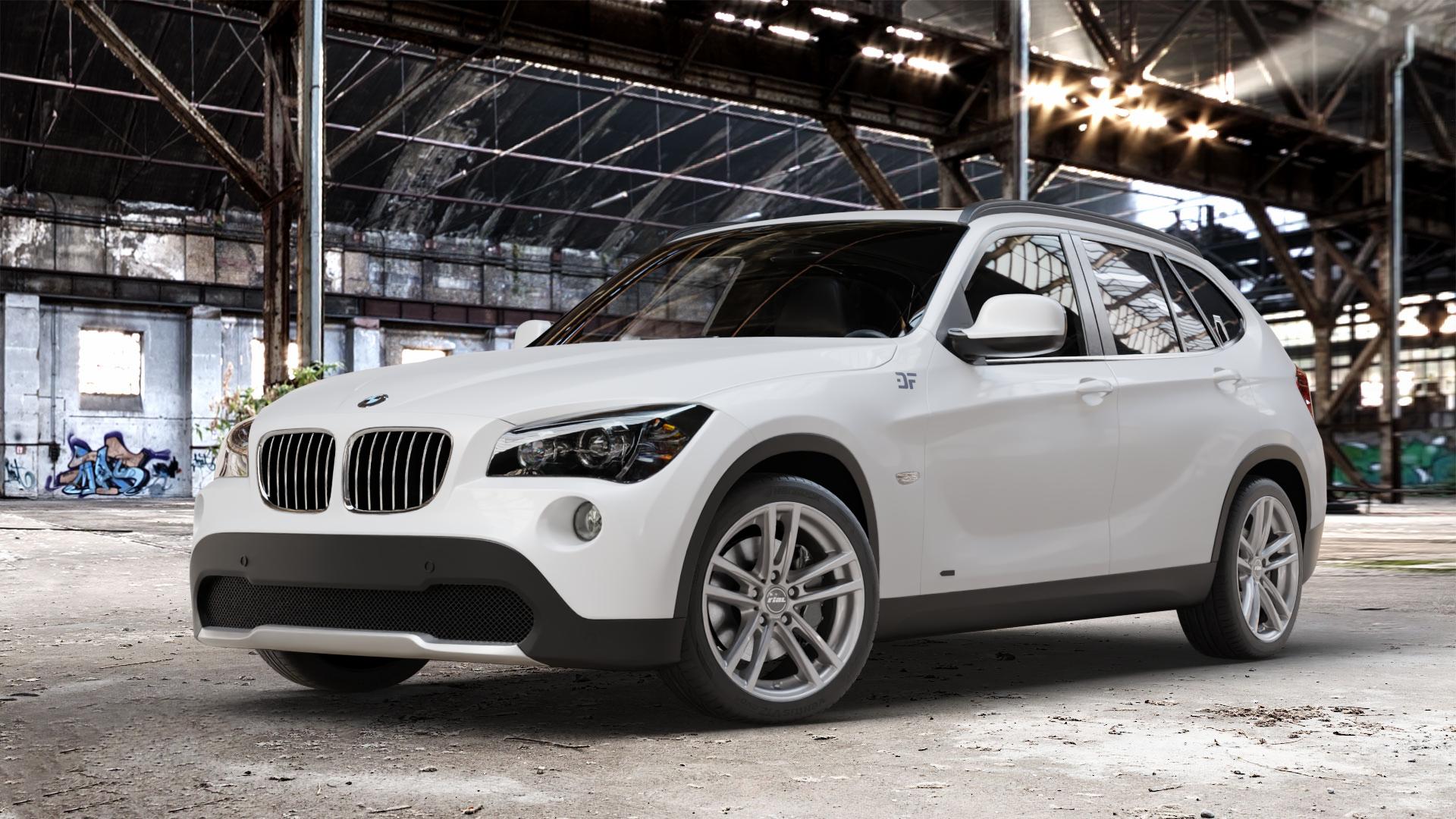 RIAL X10 metal-grey Felge mit Reifen grau in 18Zoll Winterfelge Alufelge auf weissem BMW X1 Typ E84 (X1, X-N1, X1-N1) ⬇️ mit 15mm Tieferlegung ⬇️ Old Industrial Hall_max_4400mm_2024 Frontansicht_1