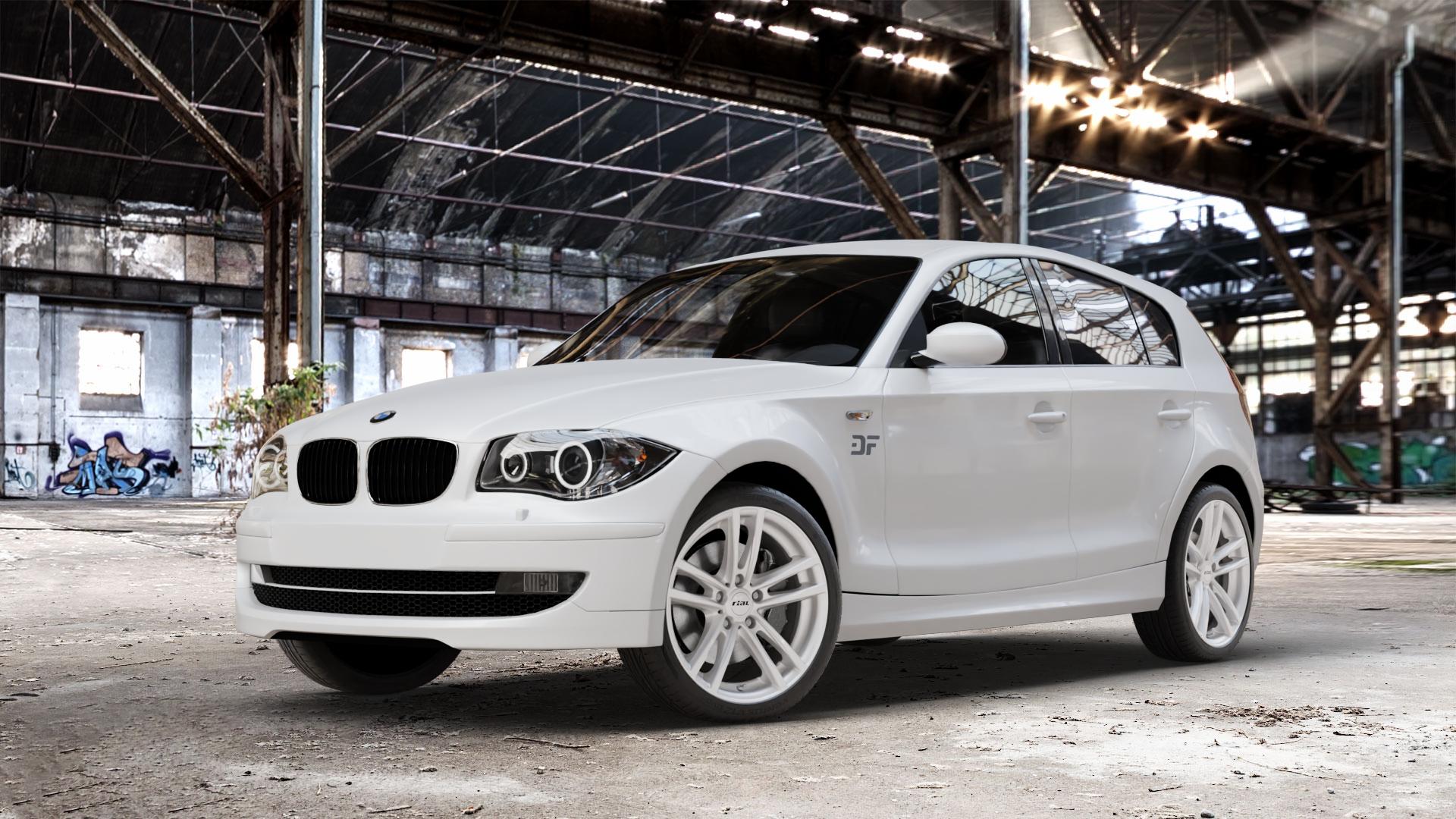 RIAL X10 polar-silber Felge mit Reifen in 18Zoll Winterfelge Alufelge auf weissem BMW 116i Typ E87 120i 118d 120d 130i 118i 123d 116d 1er Fünftürer (187, 1K4) ⬇️ mit 15mm Tieferlegung ⬇️ Old Industrial Hall_max_4400mm_2024 Frontansicht_1