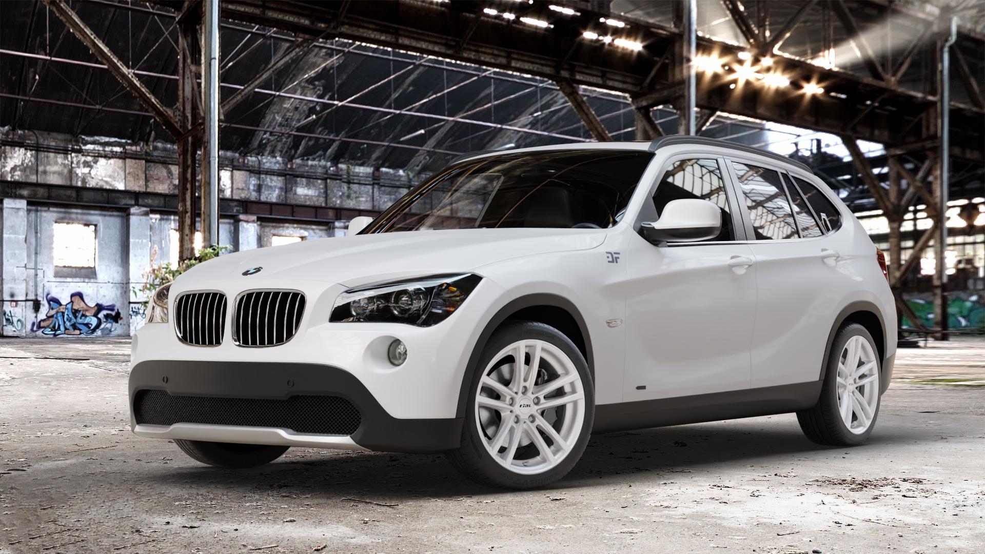 RIAL X10 polar-silber Felge mit Reifen in 18Zoll Winterfelge Alufelge auf weissem BMW X1 Typ E84 (X1, X-N1, X1-N1) ⬇️ mit 15mm Tieferlegung ⬇️ Old Industrial Hall_max_4400mm_2024 Frontansicht_1