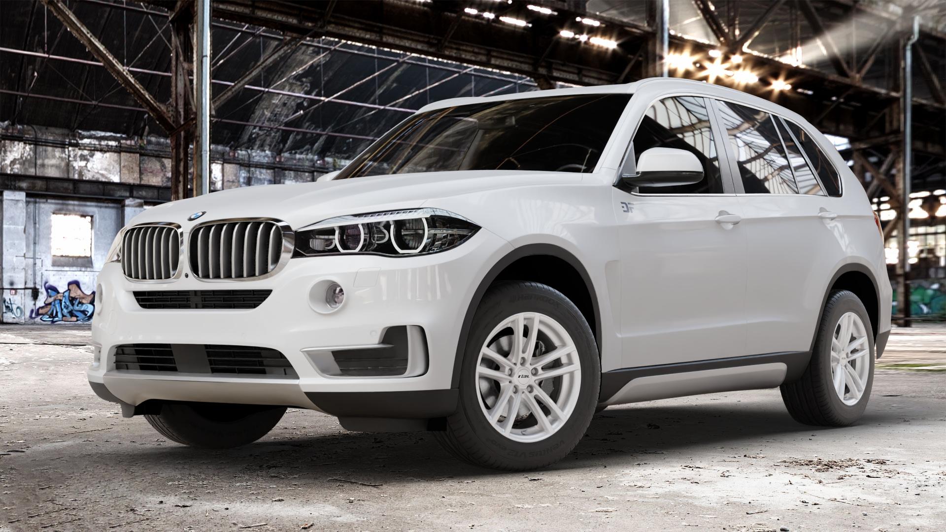 RIAL X10 polar-silber Felge mit Reifen in 18Zoll Winterfelge Alufelge auf weissem BMW X5 Typ F15 (X5, X-N1) ⬇️ mit 15mm Tieferlegung ⬇️ Old Industrial Hall_max_4400mm_2024 Frontansicht_1