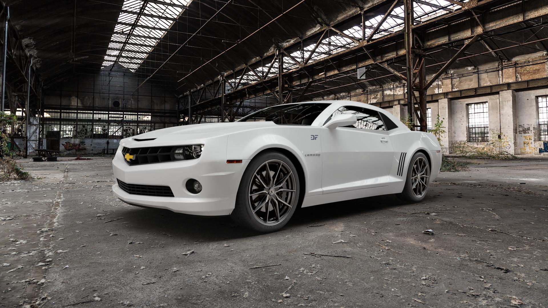 SchmidtRevolution Schmidt TwentyOne TitanBrushed Felge mit Reifen grau silber in 20Zoll Alufelge auf weissem Chevrolet Camaro V ⬇️ mit 15mm Tieferlegung ⬇️ Old Industrial Hall_max5000mm_2022 Frontansicht_1